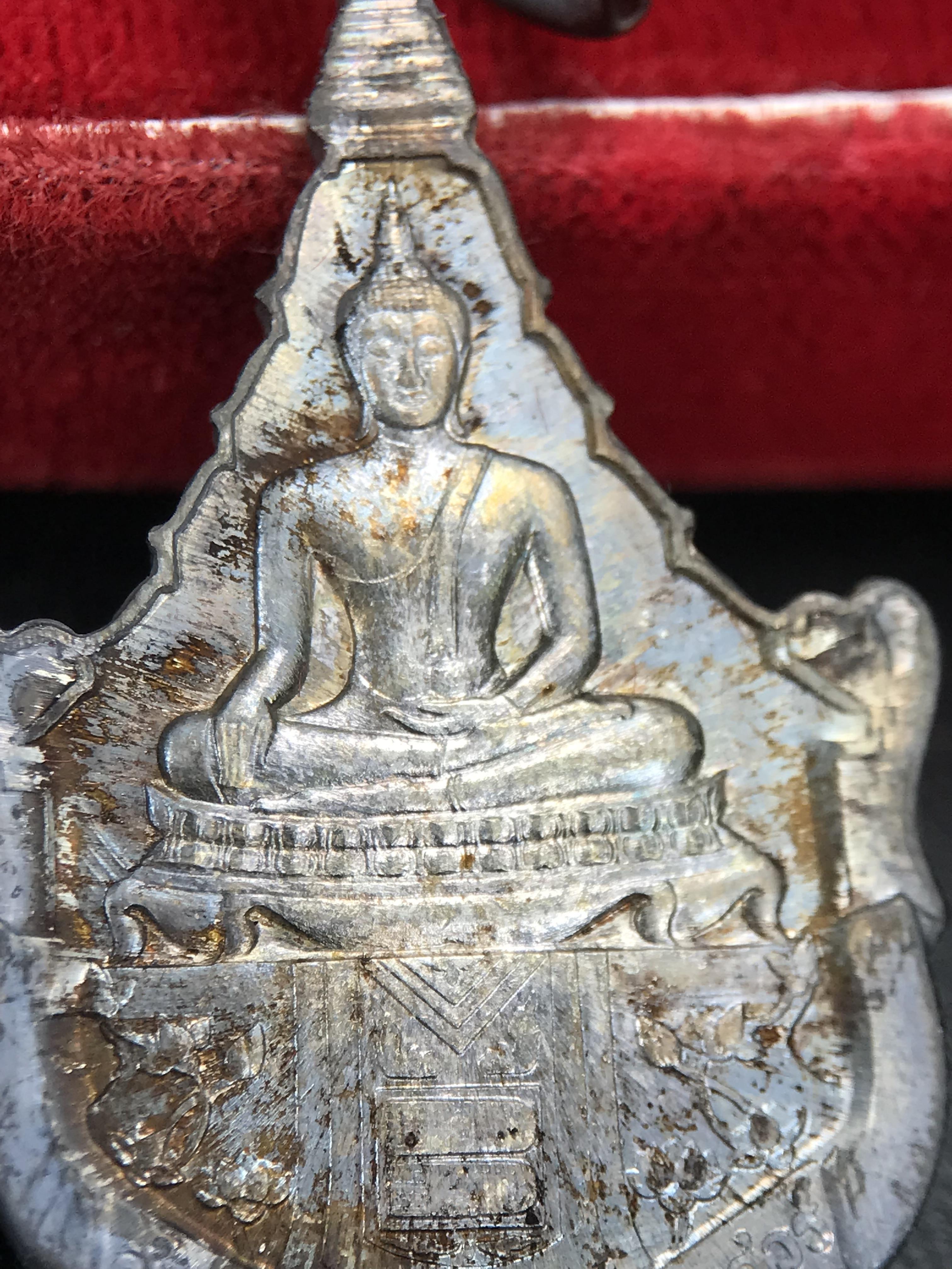 เหรียญพระพุทธญาณนเรศวร์ รุ่นแรก หลังพระปรมาภิไธย ภปร.และ สก.วัดญาณสังวราราม จ.ชลบุรี ปี 2527 เนื้อเงิน(ผิวเดิม ขึ้นรุ้งผิวน้ำทองกระจายทั่วเหรียญสวยมาก)ขนาด 2.3 x 3.8 ซม. พร้อมกล่องเดิม สมเด็จพระญาณสังวร ประธานในพิธีมหาพุทธาภิเษก(เนื้อเงินพบเจอน้อย หายาก)