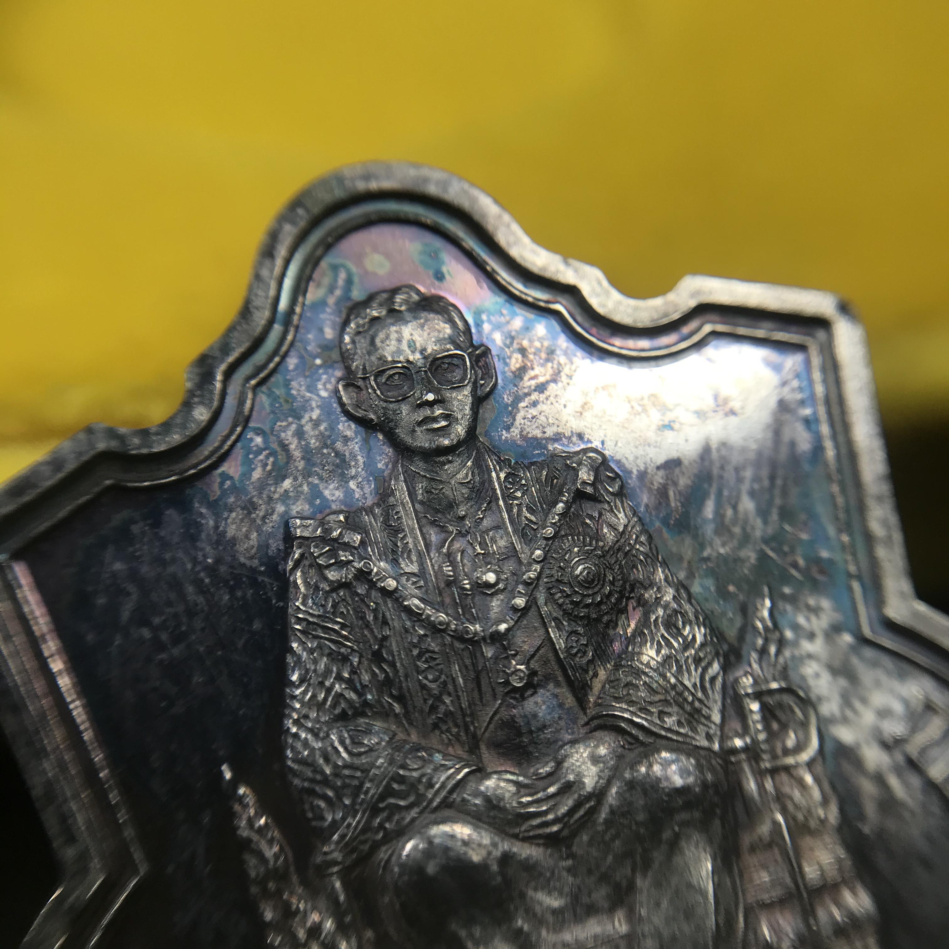 เหรียญพระบาทสมเด็จพระเจ้าอยู่หัว รัชกาลที่9ประทับนั่งบัลลังก์ กระทรวงมหาดไทยจัดสร้าง ปี2539 เนื้อเงินกล่องบรรจุเดิมสภาพสวย เนื้อเงินผิวเดิมขึ้นสีรุ้งธรรมชาติ แบบนิยม หายาก