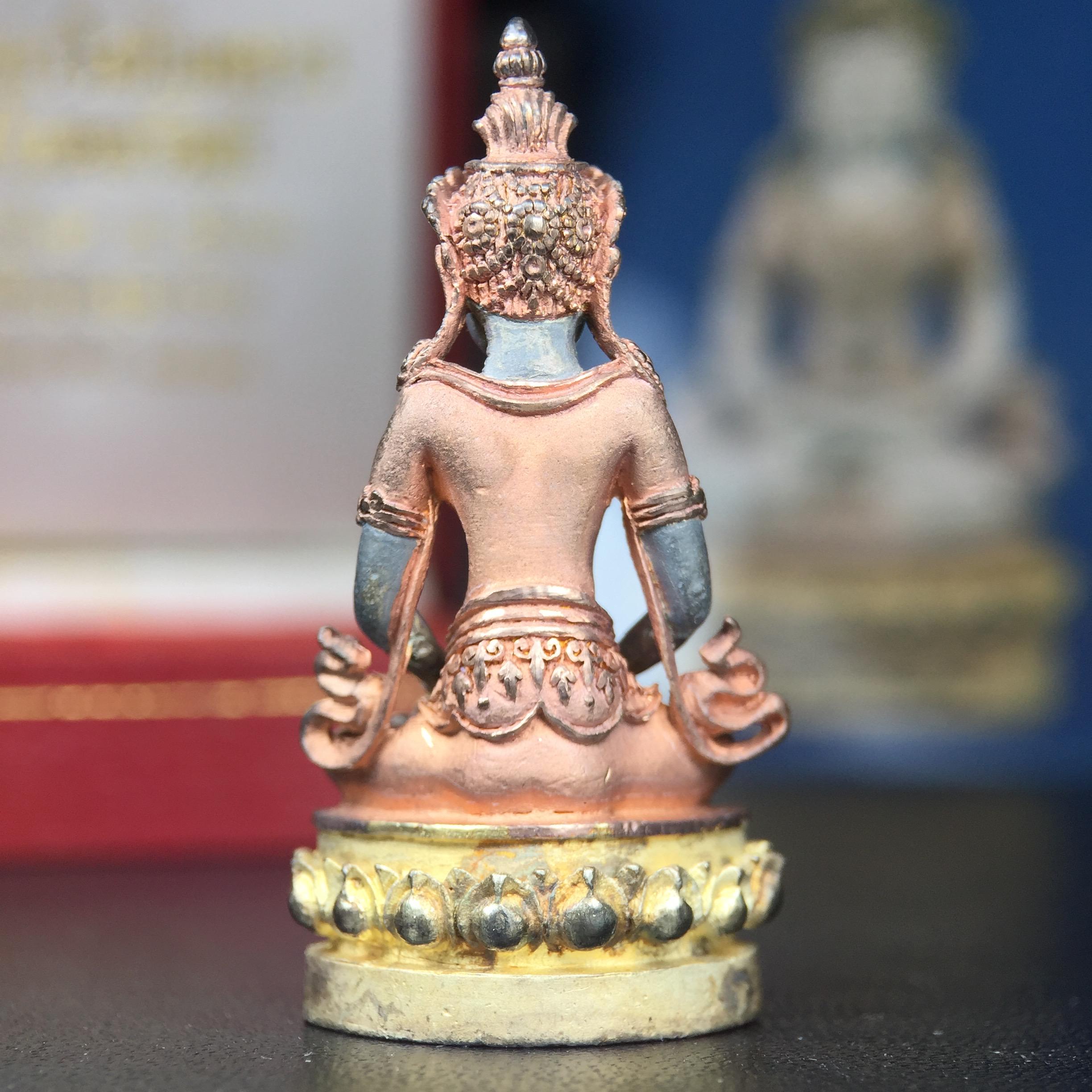 พระกริ่งอวโลกิเตศวร ( เจ้าแม่กวนอิม ) วัดโพธิ์แมนคุณาราม รุ่นอุดมโภคทรัพย์ พ.ศ.2539 เนื้อเงิน 3 กษัตริย์ พ่นทราย(ผิวเดิม ขึ้นสีรุ้งธรรมชาติ แบบนิยม เสน่ห์ของพระเนื้อเงิน) (พร้อมกล่องบรรจุการ์ดใบรับรองเดิมครบ) (อีกหนึ่งรุ่นยอดนิยม พุทธศิลป์สวยงดงาม)