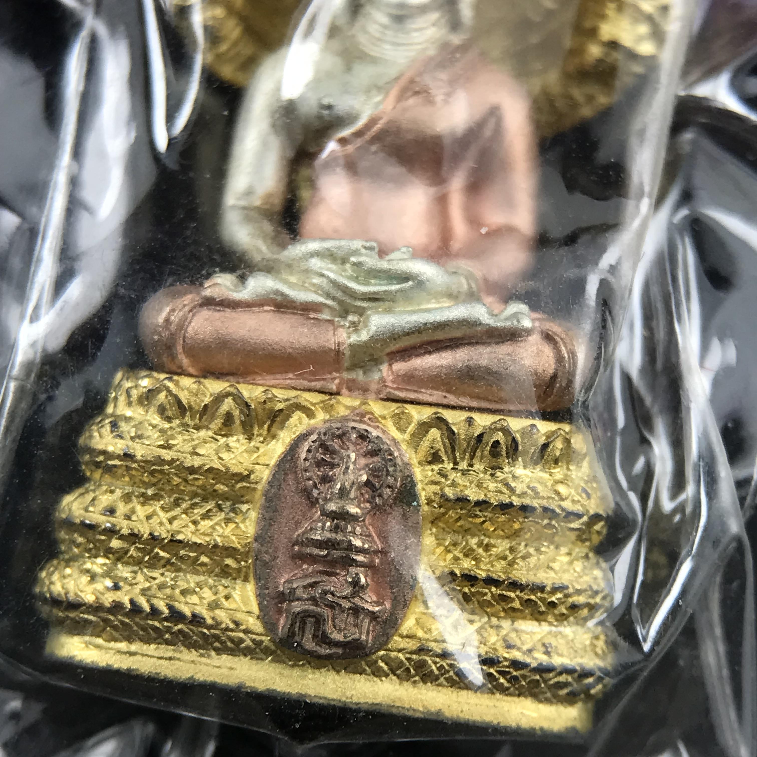 พระนาคปรก สธ. รุ่นสร้างพระอุโบสถเฉลิมพระเกียรติ 4 รอบ 84 พรรษา สมเด็จพระเทพรัตนราชสุดาฯ วัดบวรนิเวศวิหาร ปี 2543 พิมพ์เล็ก เนื้อเงินบริสุทธิ์ ชุบสามกษัตริย์แบบพ่นทรายขัดเงาบางส่วน(สภาพสวย ซีนซองกล่องบรรจุเดิม)พิธีใหญ่ พุทธศิลป์งดงาม หายาก (1 ใน 2999 องค์)