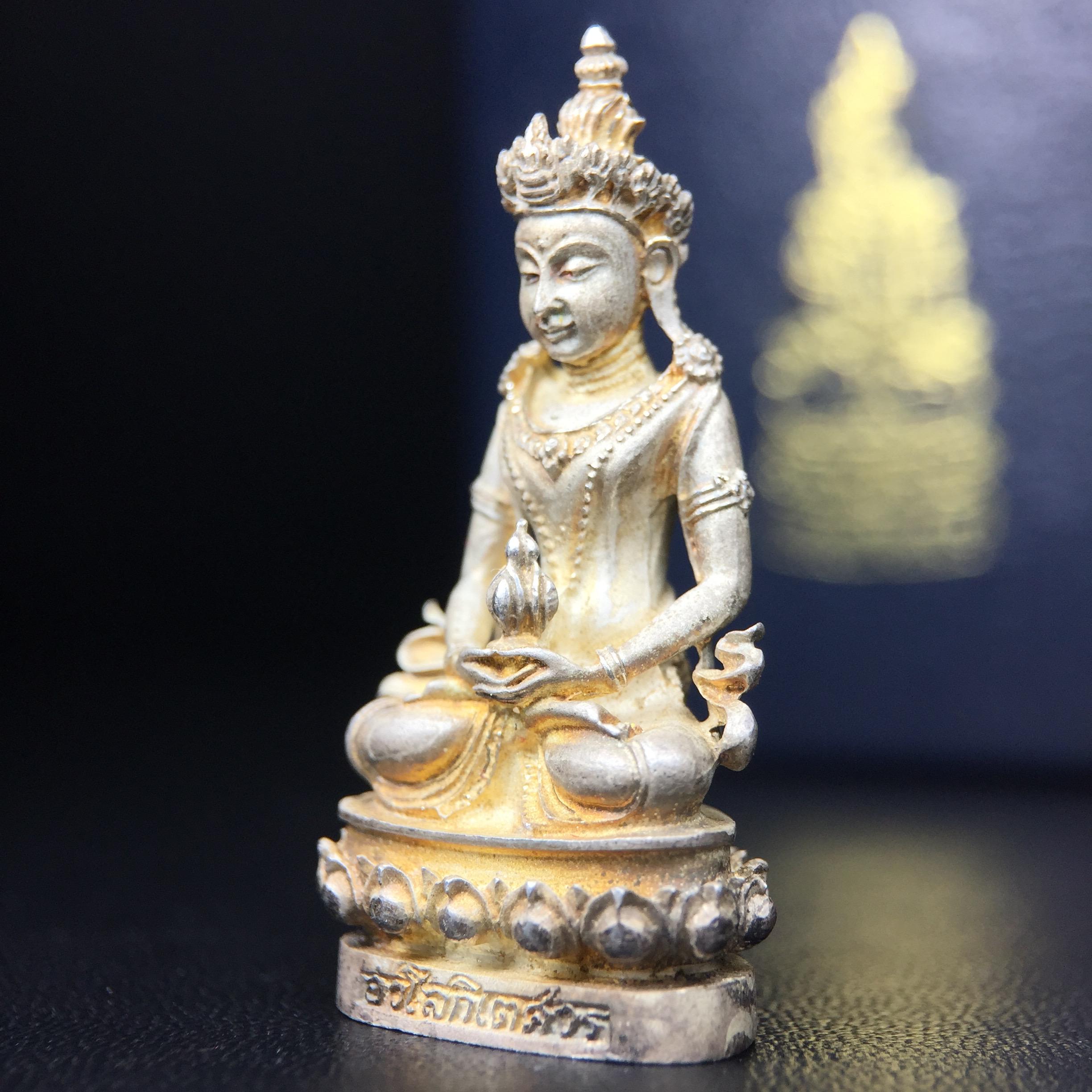 พระกริ่งอวโลกิเตศวร ( เจ้าแม่กวนอิม ) วัดโพธิ์แมนคุณาราม เนื้อเงิน พ่นทราย(ผิวเดิม ขึ้นสีรุ้งธรรมชาติ แบบนิยม เสน่ห์ของพระเนื้อเงิน) รุ่นอุดมโภคทรัพย์ พ.ศ.2539(อีกหนึ่งรุ่นยอดนิยม พุทธศิลป์สวยงดงาม)