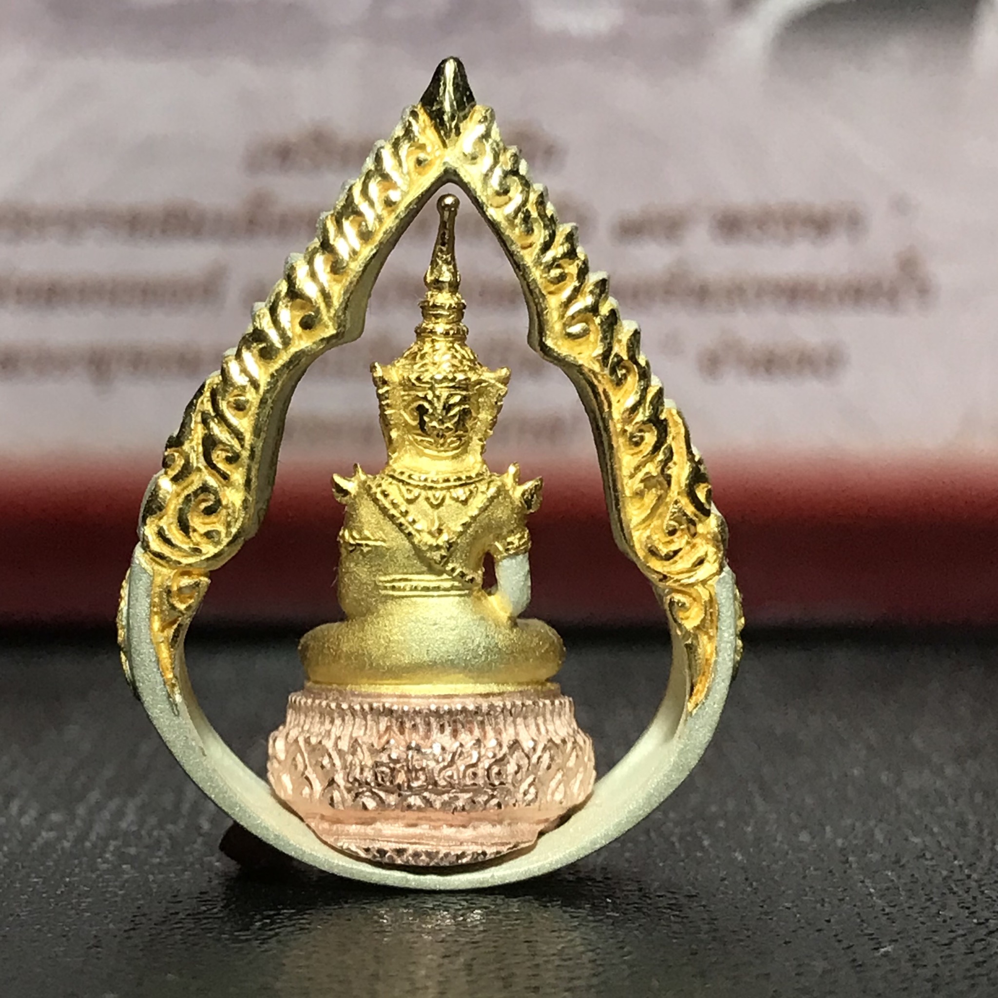 พระแก้วมรกต ภปร.(รุ่นแรก) ปี2545 รุ่นฉลองกรุงรัตนโกสินทร์ครบ 220 ปี พิมพ์ลอยองค์ทรงหยดน้ำ เนื้อเงิน3กษัตริย์