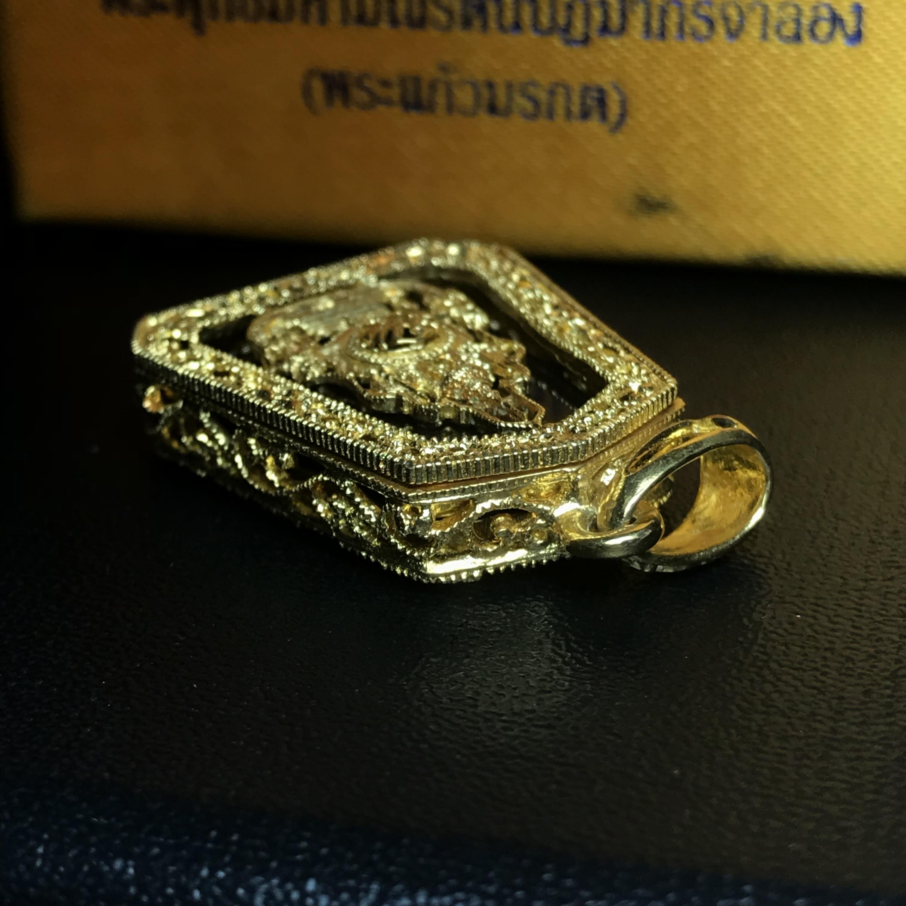 เหรียญพระแก้วมรกต(จำลอง)ทรงเครื่องฤดูร้อนแบบเจ็ดเหลี่ยม เนื้อทองคำ ด้านหลังตราสัญลักษณ์ฉลองสิริราชสมบัติครบ 60 ปี(1ใน1999องค์)(หายากมาก)