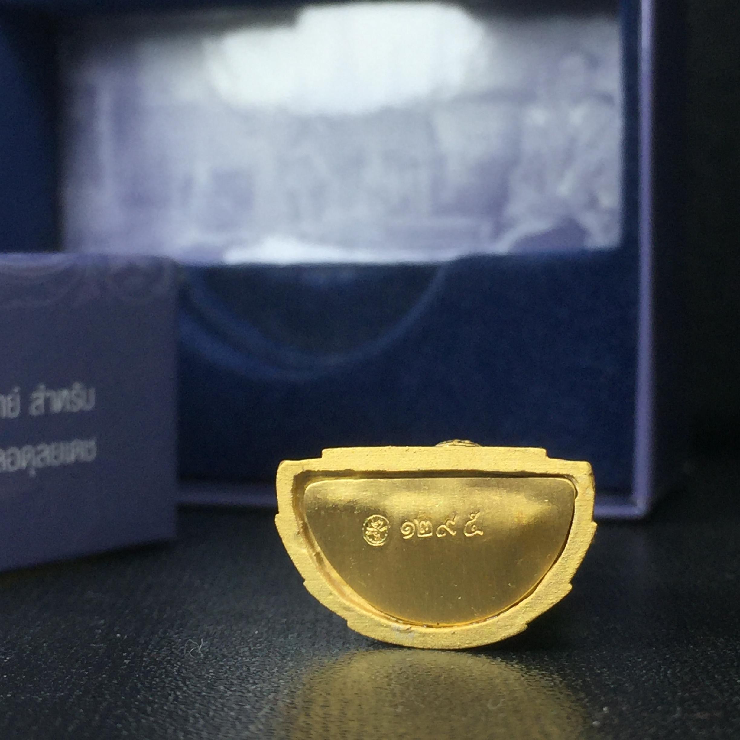 พระแก้วมรกต ภปร. ปี2547 จัดสร้างโดย รพ.ภูมิพลฯ ลอยองค์ หน้าตัก 1/2 นิ้ว เนื้อเรซิ่นหุ้มทองคำ99.99%