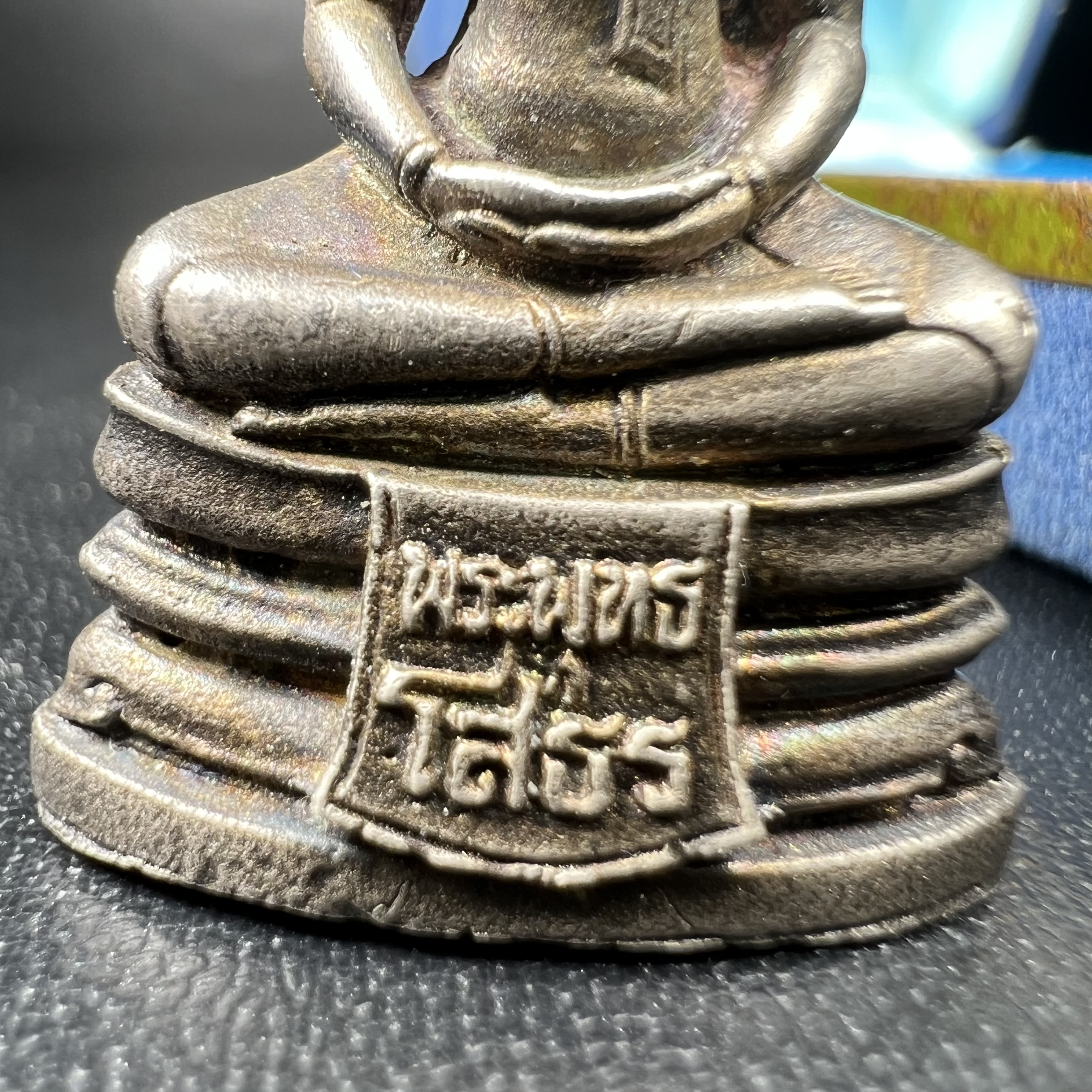 หลวงพ่อพระพุทธโสธร รุ่น ญสส. ปี 2533 พิมพ์ใหญ่เนื้อเงินผสมชนวน ผิวเดิมสวยเข้มขลังพร้อมกล่องบรรจุเดิมครบ(สมเด็จพระญาณสังวร สมเด็จพระสังฆราช เสด็จเป็นองค์ประธานเททอง)พระดีพิธีใหญ่ชนวนมวลสารเข้มขลังและเป็นอีกหนึ่งผลงานของนายช่างเกษม มงคลเจริญ งดงามทรงคุณค่า