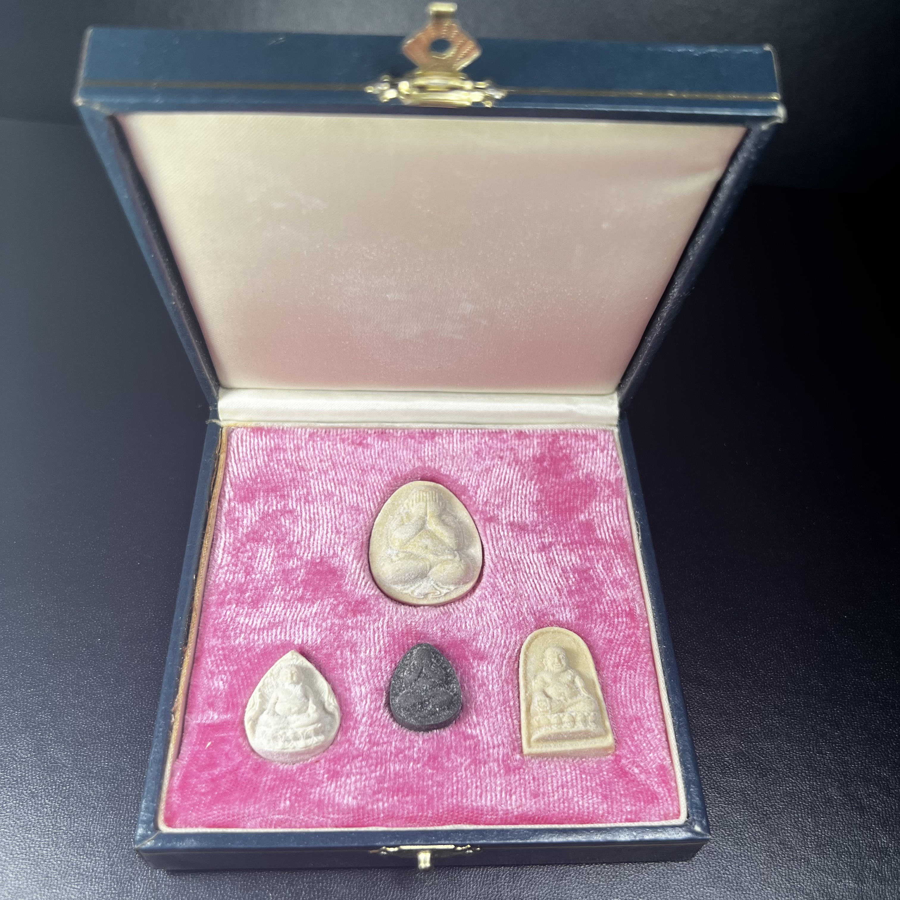 พระปิดตา รุ่นแรก ชุดกรรมการ ชุดมงคลการบำเพ็ญกุศลอายุครบ 6 รอบ(72 พรรษา) สมเด็จพระญาณสังวร วัดบวรนิเวศวิหาร วันที่ 2-3 ตุลาคม 2528 (1ชุดประกอบด้วยพระเนื้อผง 4 รายการ)ชุดกรรมการพร้อมกล่องบรรจุเดิมครบสมบูรณ์(หายาก)