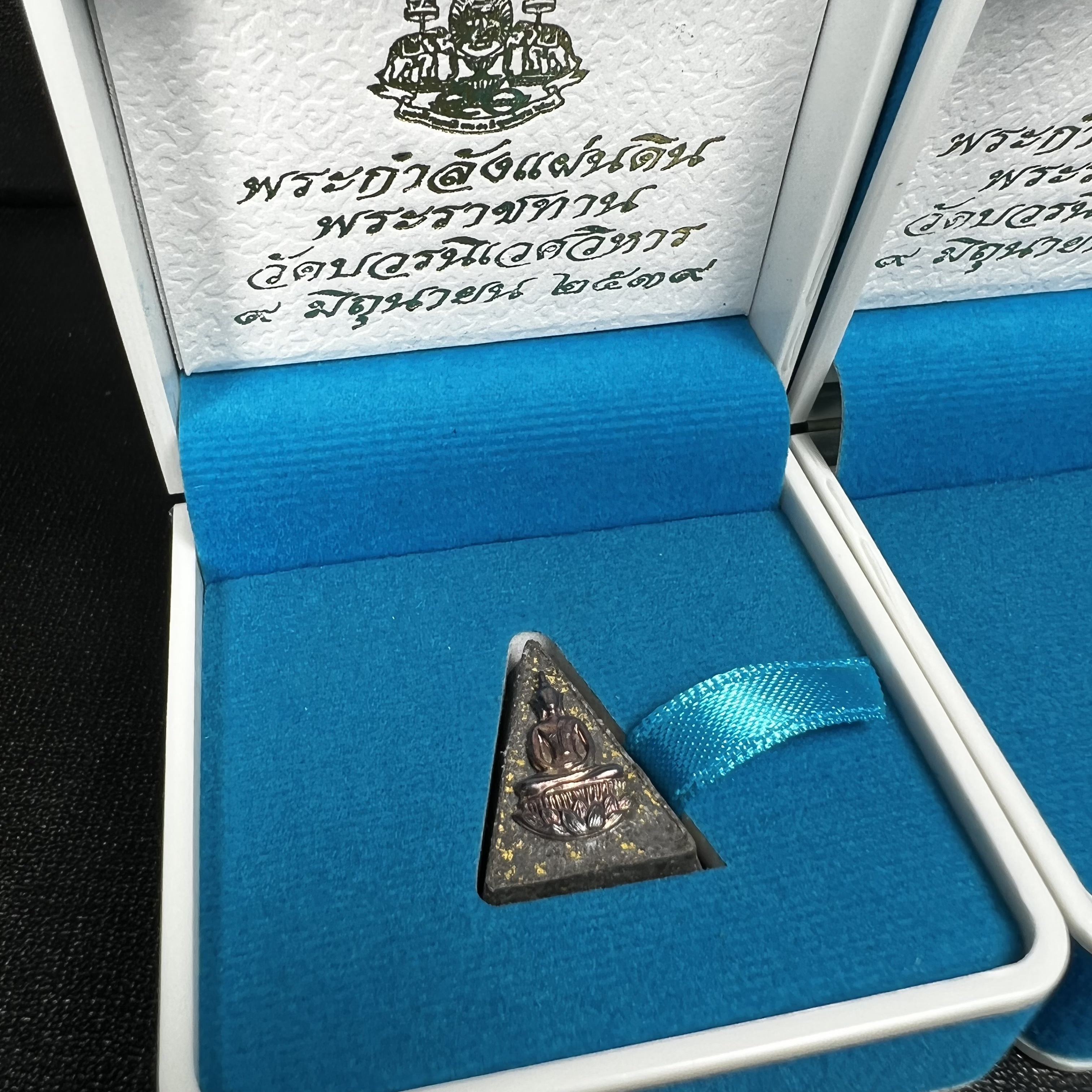 พระกำลังแผ่นดิน พระราชทาน วัดบวรนิเวศวิหาร ปี2539 พิมพ์เล็กหน้ากากเงิน (ในหลวง รัชกาลที่ 9 พระราชทานมวลสารจิตรลดา)นิยมหายาก