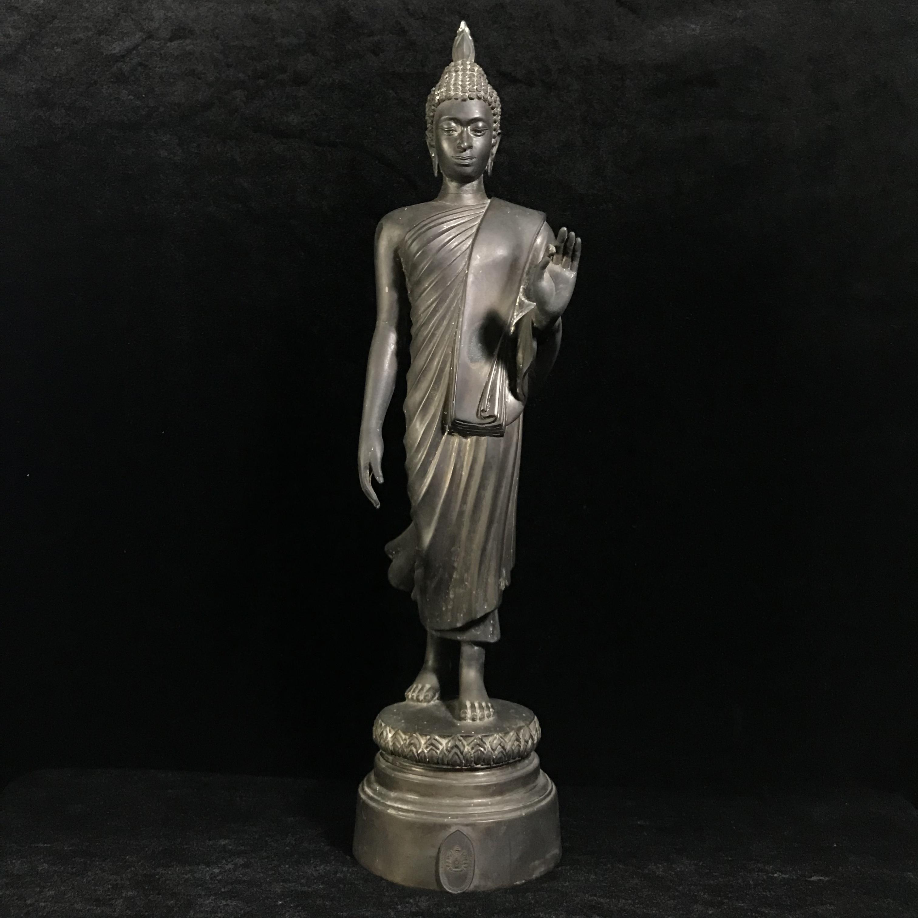 พระบูชา 25พุทธศตวรรษ พระศรีศากยะทศพลญาณ ประธานพุทธมณฑลสุทรรศน์ ปี 2531 ตราสัญลักษณ์พระราชพิธีรัชมังคลาภิเษก ปี 2531 หมายเลข (๑๕)๕๘๓ ขนาดความสูง 15 นิ้ว รวมฐานสูง 18 นิ้ว(นิยมหายาก)