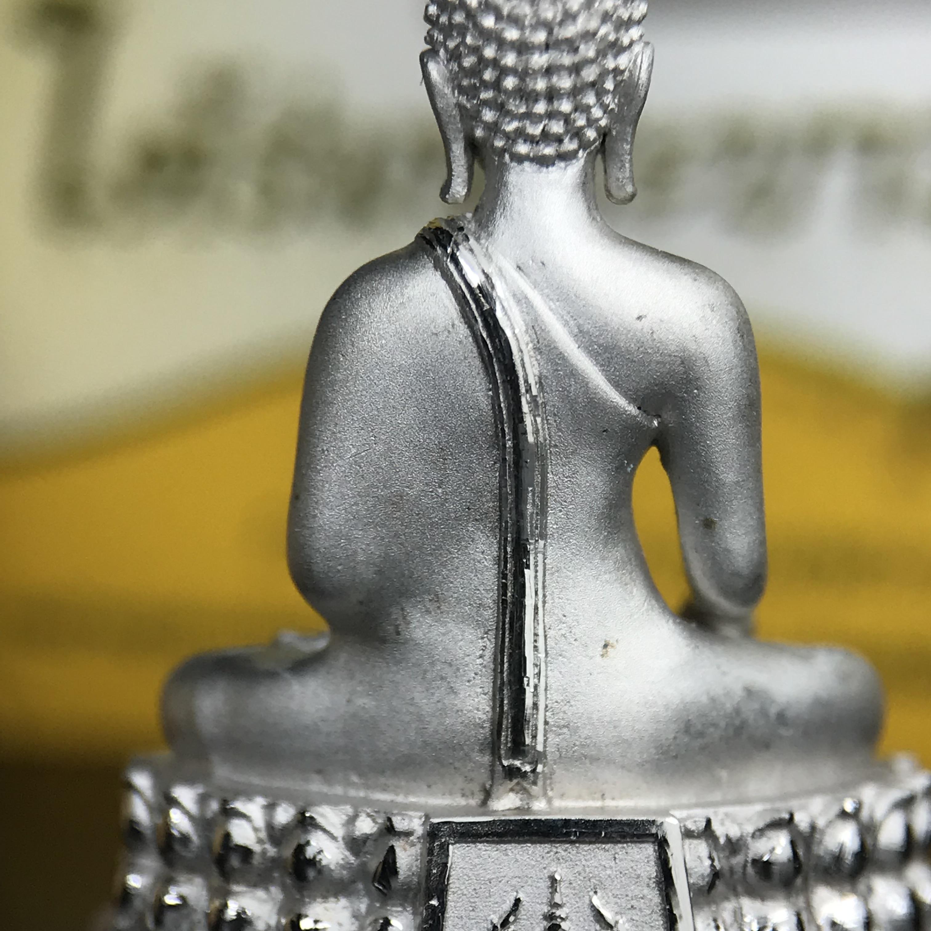 พระพุทธรูปคุ้มเกล้า ภปร.(ใต้ร่มพระบารมี คุ้มเกล้า) 60ปี โรงพยาบาลภูมิพลฯ พ.ศ.2552 เนื้อเงิน ชุบทองคำขาว(พิมพ์ใหญ่ขนาด 35.5*24 มม.)สภาพสวยเดิมพร้อมกล่องบรรจุเดิม ตอกโค๊ดหมายเลข ๘๒๒ หายาก(1ใน5000 องค์)