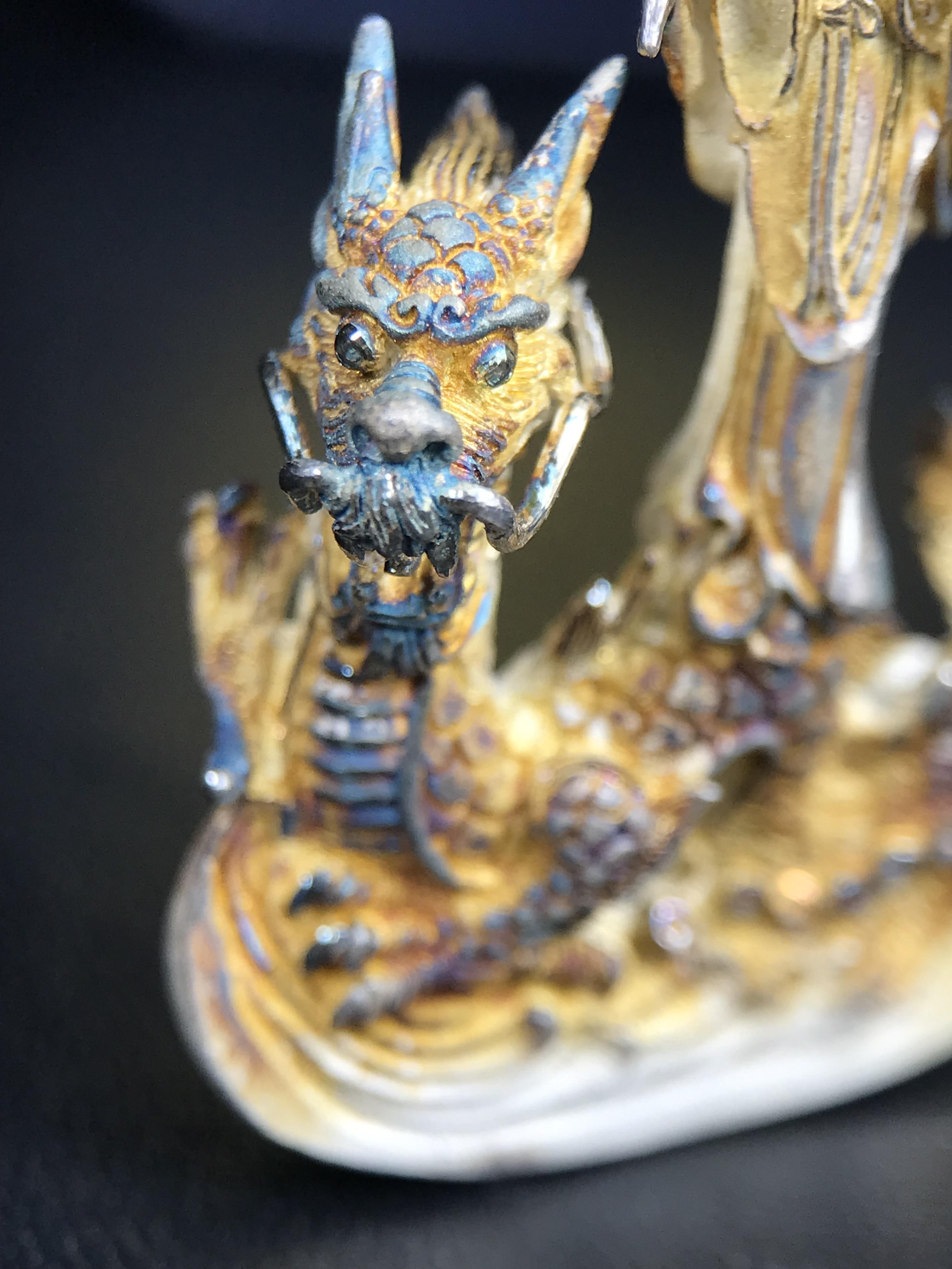 รูปหล่อลอยองค์พระโพธิสัตว์กวนอิม ทรงประทับมังกร จ.ระนอง ปี 2539 เนื้อเงิน พิมพ์ใหญ่(ผิวรุ้งไฟ)(สภาพผิวเดิมขึ้นสีรุ้งธรรมชาติสวยแบบนิยม)(เสน่ห์พระเนื้อเงินสีสันที่ธรรมชาติสรรค์สร้าง)เฉลิมฉลองในวโรกาสที่พระบาทสมเด็จพระเจ้าอยู่หัวทรงครองสิริราชสมบัติครบ50ปี