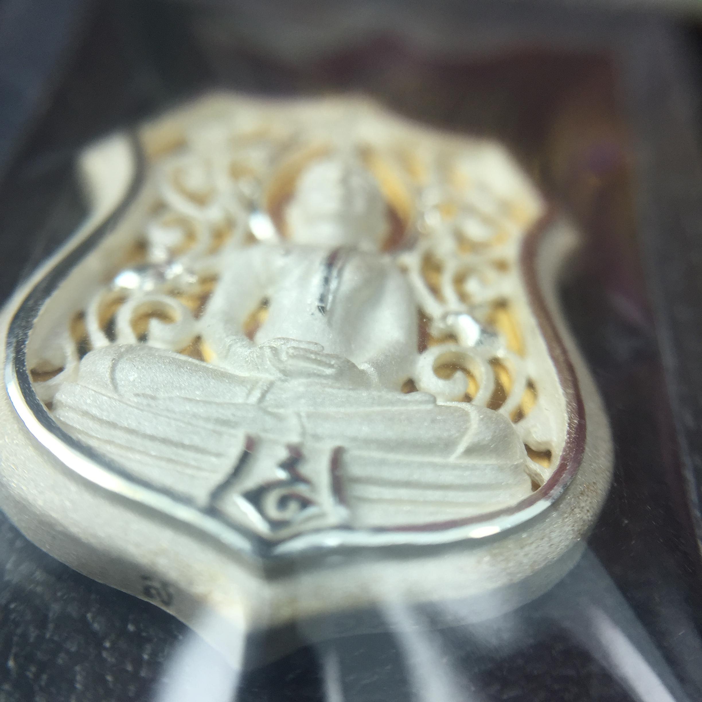 เหรียญหล่อฉลุลายพระพุทธโสธรทรงอาร์มลายกนก เนื้อเงินบริสุทธิ์พ่นทรายนวลขัดเงา(แผ่นกลางทองคำ) พิมพ์เล็ก สูง 2.1 ซม. รุ่น "ทูลเกล้ามหามงคล" ปี 2544(สภาพคัดสวยซีนซองเดิมกล่องบรรจุเดิมครบสมบูรณ์)