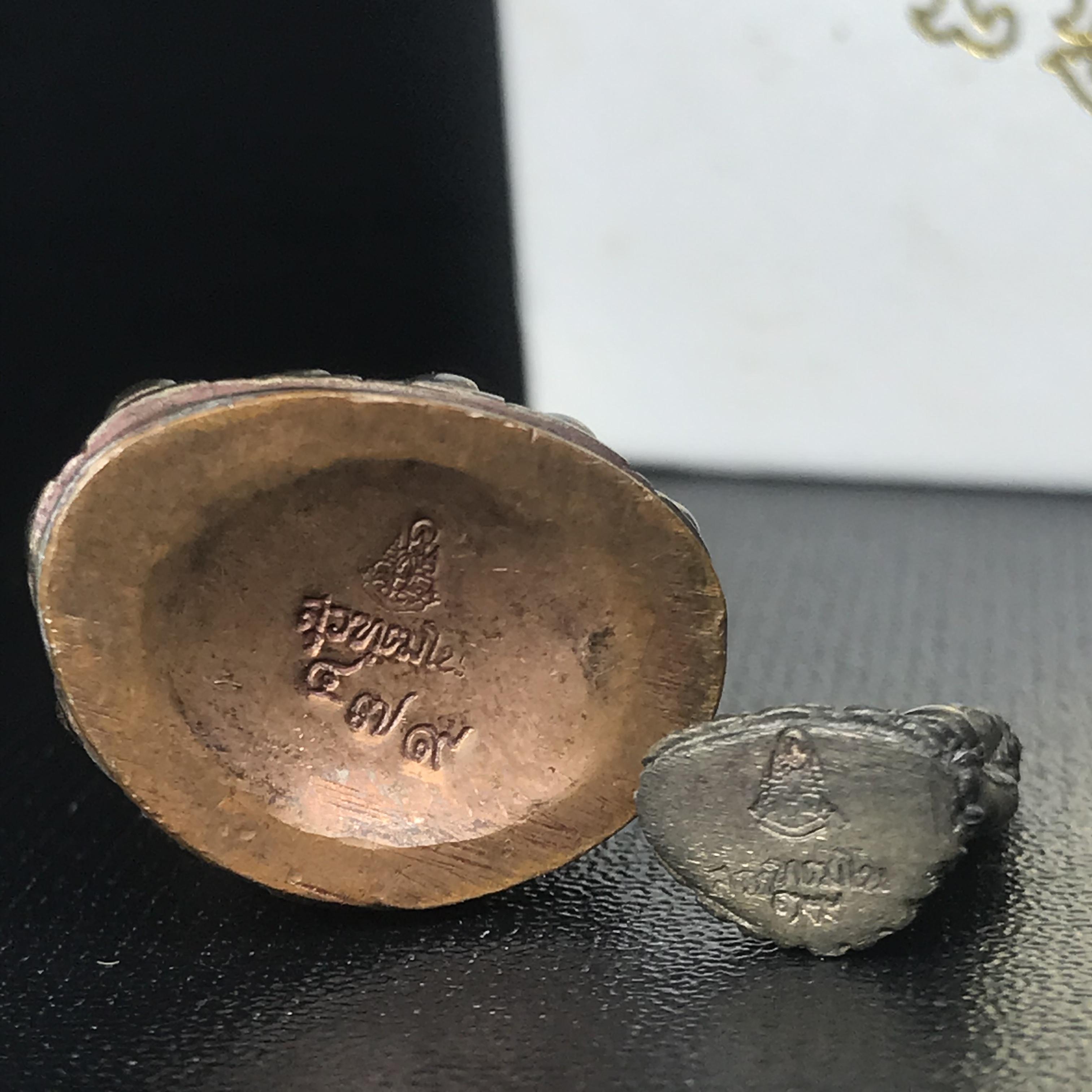 พระกริ่ง-พระชัยวัฒน์ บัวรอบ สุวทัฒโน วัดบวรนิเวศ ปี 2539 เนื้อทองสำริด(นวโลหะ) ฉลองครองราชยสมบัติครบ 50 ปี รัชกาลที่9(1 ใน 539 ชุด)หายาก