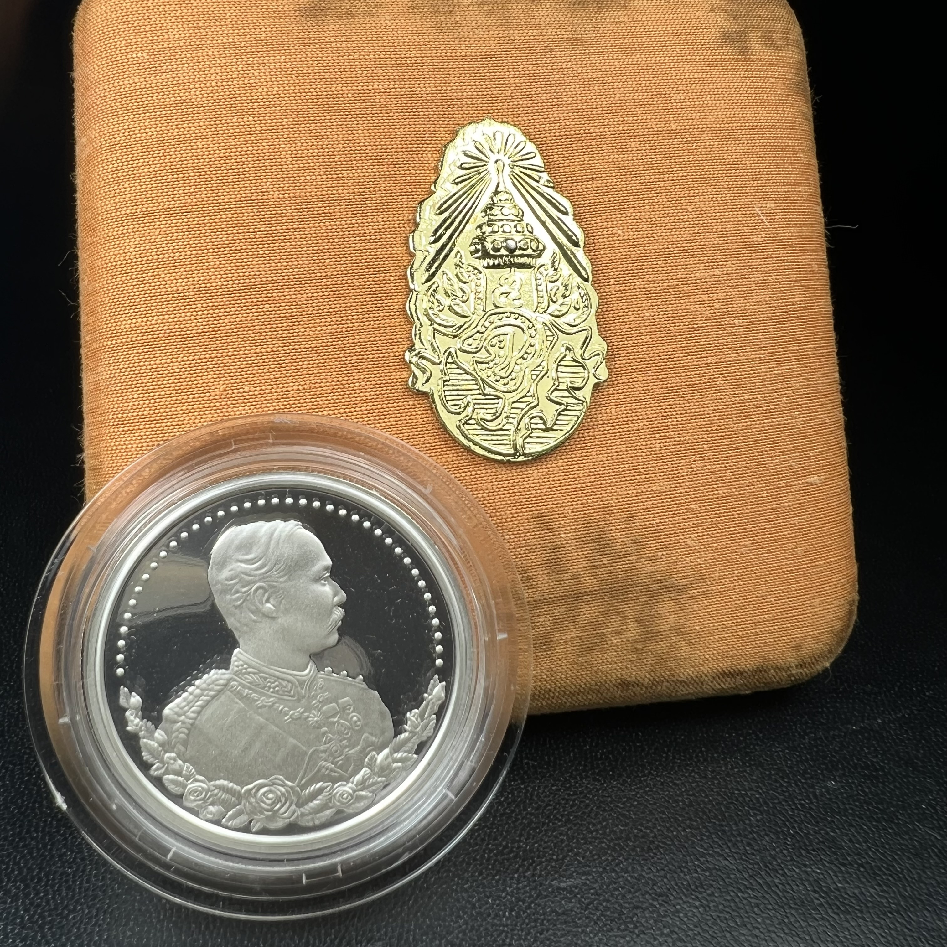 เหรียญรัชกาลที่ 5 หลัง 12 นักษัตริย์ รุ่นมหาลาภ ปี 2539 เนื้อเงินขัดเงา บล็อกนอก(เพิร์ธ)ออสเตรเรีย ขนาด 3.2 ซ.ม. กล่องบรรจุเดิมครบสมบูรณ์สวยงาม พิธีพุทธาภิเษก ณ.พระอุโบสถ วัดพระแก้ว สมเด็จพระญาณสังวร สมเด็จพระสังฆราช เป็นประธานพิธี