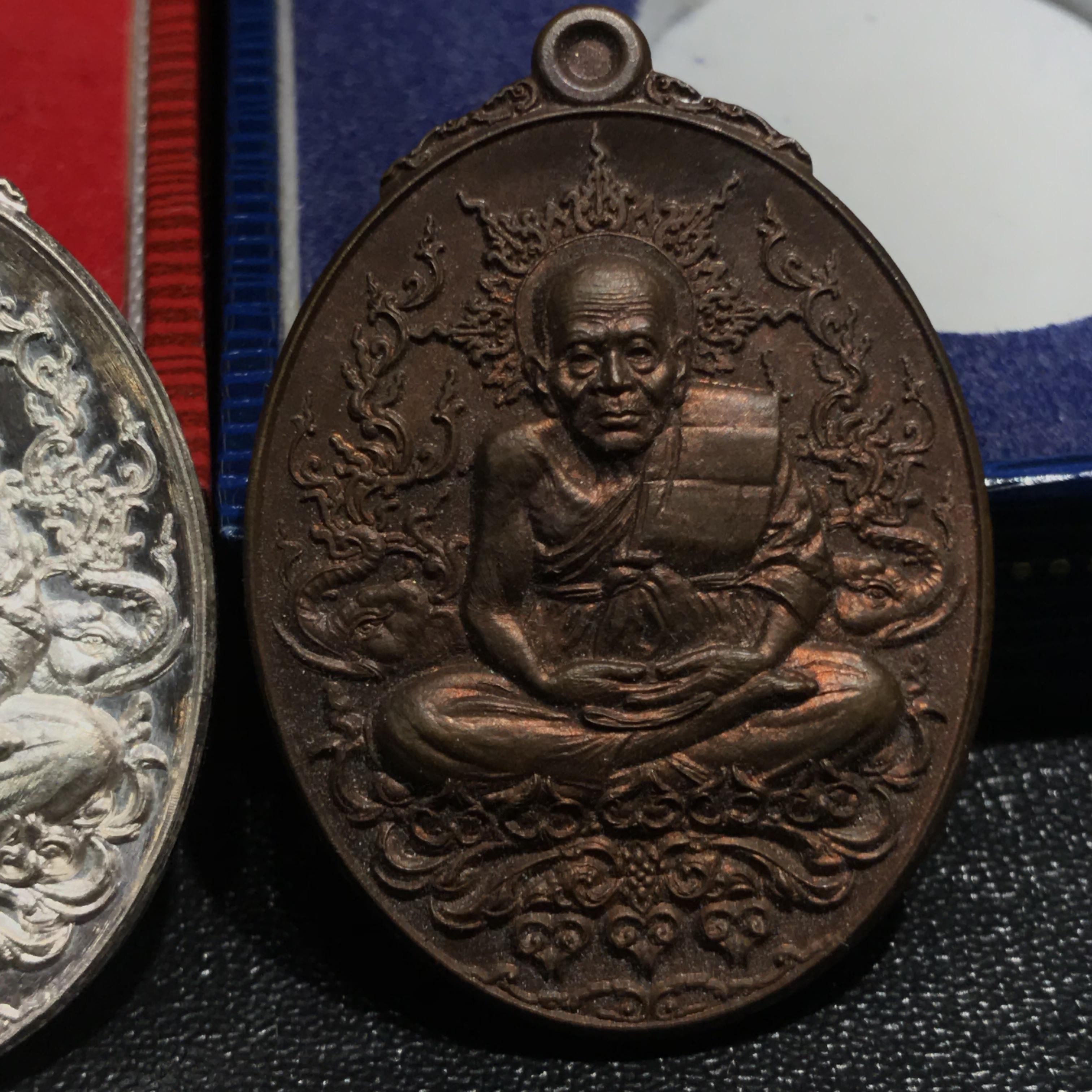 เหรียญหลวงปู่ทวด ญสส. ทรงเจริญพระชันษาครบ 100 ปี สมเด็จพระสังฆราชฯ ปี2556 เนื้อเงิน+เนื้อนวโลหะ(หายากสร้างน้อย)