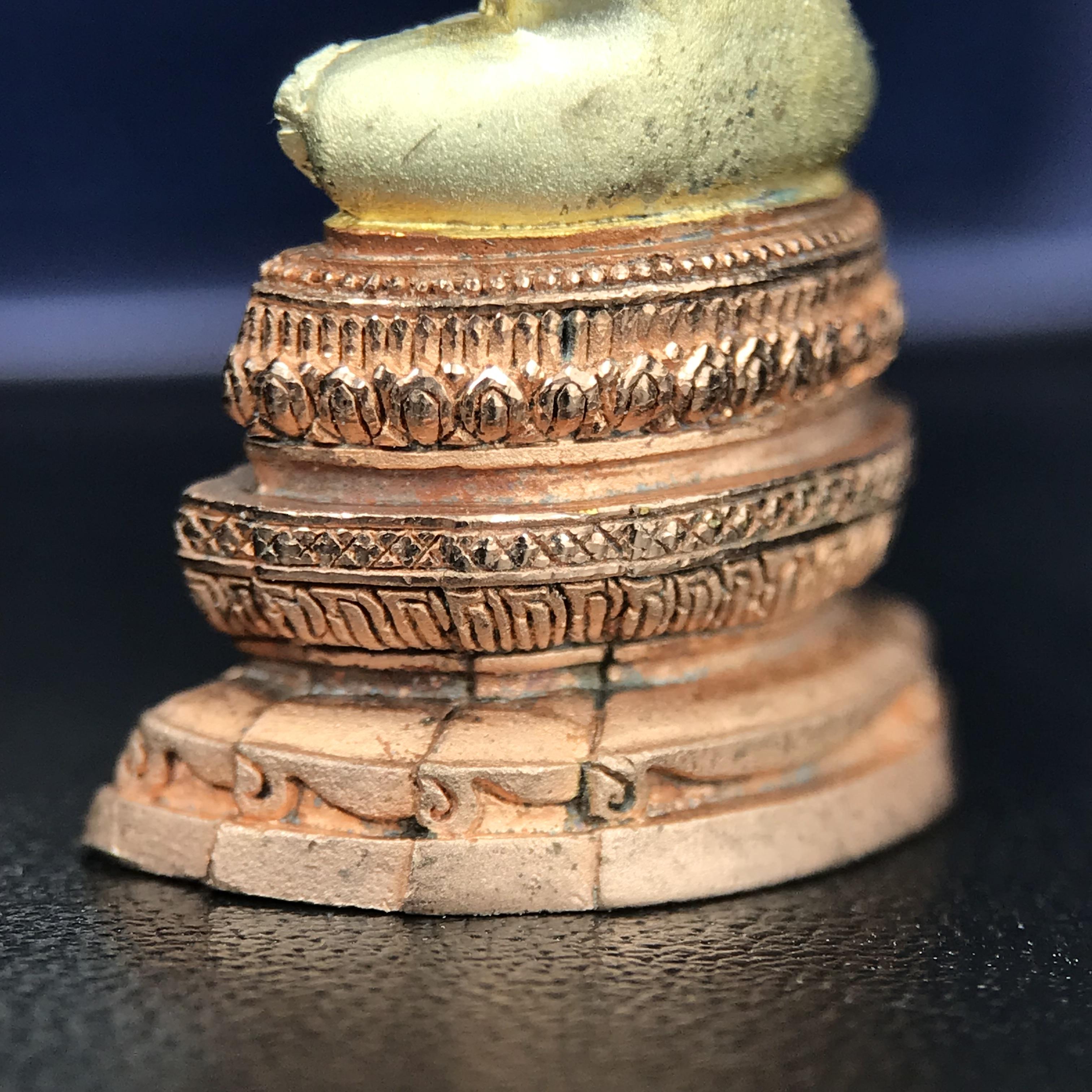 พระแก้วมรกต ภปร. ปี 2547 จัดสร้างโดยโรงพยาบาลภูมิพลอดุลยเดช เนื้อเงิน(3 กษัตริย์) ลอยองค์ หน้าตัก 1/2 นิ้ว สูง 3.7 ซม.พิธีมหามังคาภิเษก ณ พระอุโบสถวัดพระศรีรัตนศาสดาราม(วัดพระแก้ว) งดงามทรงคุณค่าอีกหนึ่งรุ่นยอดนิยม หายาก(องค์หมายเลข ๑๔๑๔)