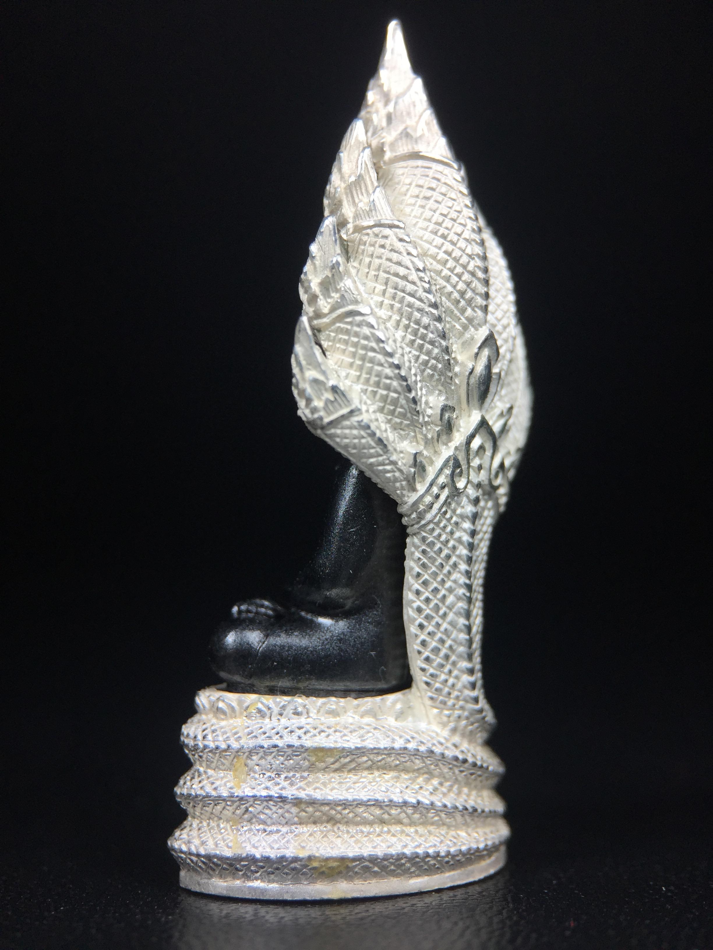 พระนาคปรก สธ. รุ่นสร้างพระอุโบสถเฉลิมพระเกียรติ 4 รอบ 84 พรรษา สมเด็จพระเทพรัตนราชสุดาฯ วัดบวรนิเวศวิหาร ปี 2543 พิมพ์ใหญ่ องค์พระเนื้อนวโลหะ ฐานนาคปรกเนื้อเงิน(สภาพ สวย )พิธีใหญ่ พุทธศิลป์งดงาม หายาก(องค์หมายเลขสวย ๘๓๘) (1 ใน 1999 องค์)