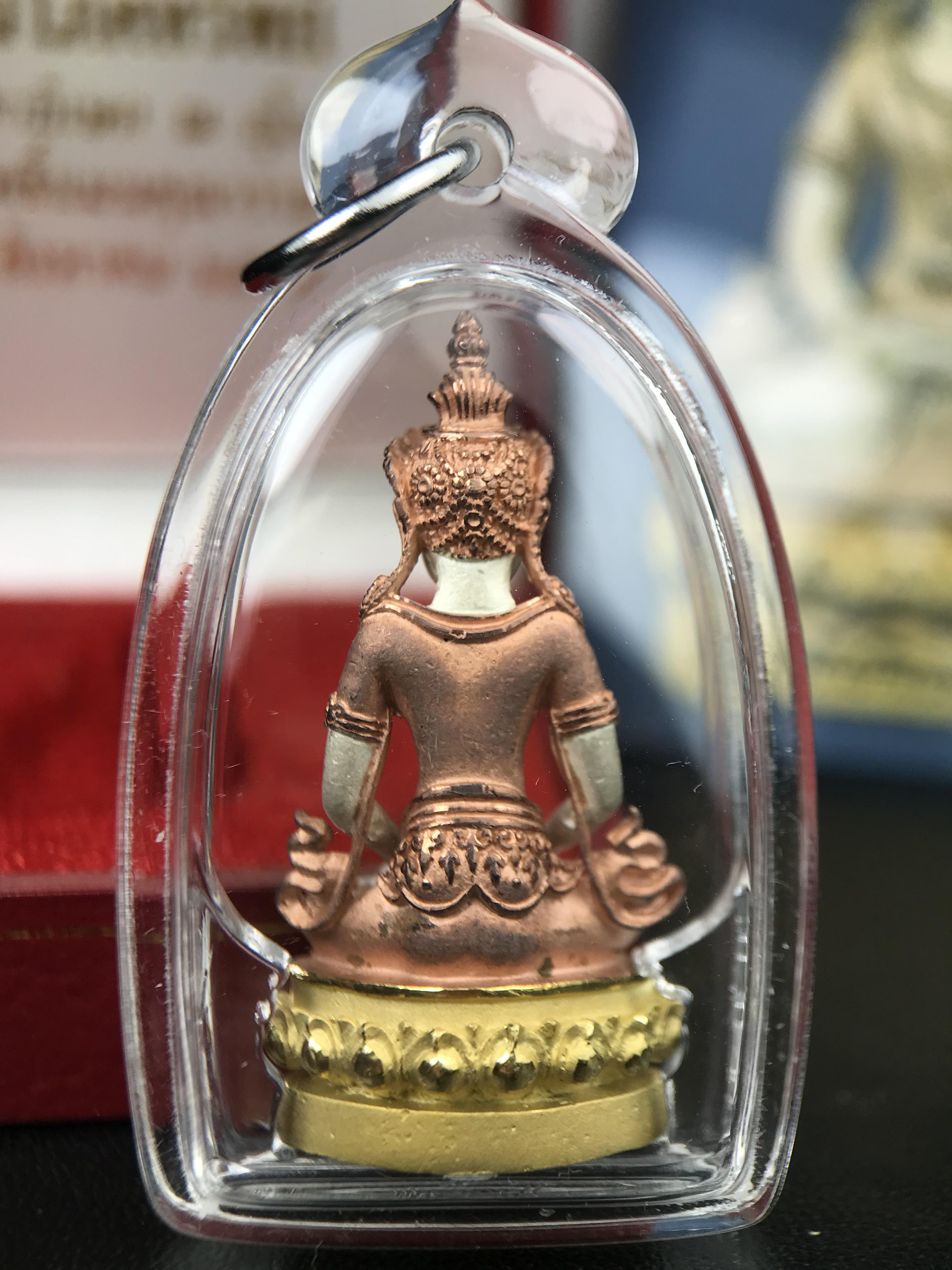 พระกริ่งอวโลกิเตศวร ( เจ้าแม่กวนอิม ) วัดโพธิ์แมนคุณาราม รุ่นอุดมโภคทรัพย์ พ.ศ.2539 เนื้อเงิน 3 กษัตริย์ พ่นทราย(ผิวเดิมสวย เลี่ยมกรอบกันน้ำพร้อมใช้บูชา) (พร้อมกล่องบรรจุการ์ดใบรับรองเดิมครบ) (อีกหนึ่งรุ่นยอดนิยม พุทธศิลป์สวยงดงาม)*ตอกโค๊ตและหมายเลข ๓๘๙๔*