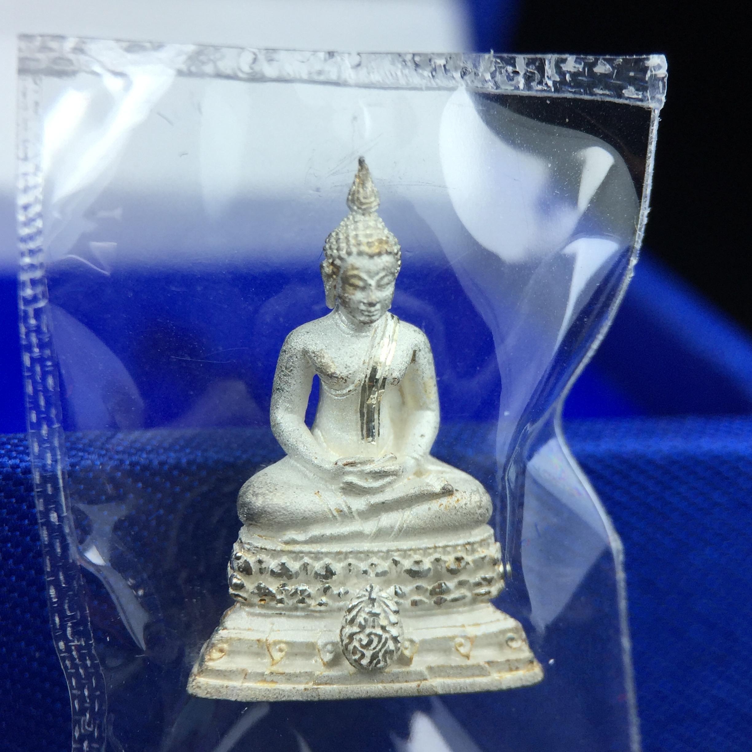 พระชัยวัฒน์พุทธสิหิงค์ ภปร. รุ่นสร้างหอพระธรรมศาสตร์ ปี2542 เนื้อเงิน(ผิวเดิม ซีนซองเดิม กล่องครบสวยสมบูรณ์) มหาพิธี 3วาระอันยิ่งใหญ่(ตอกโค๊ตและหมายเลข)1ใน 10000 องค์