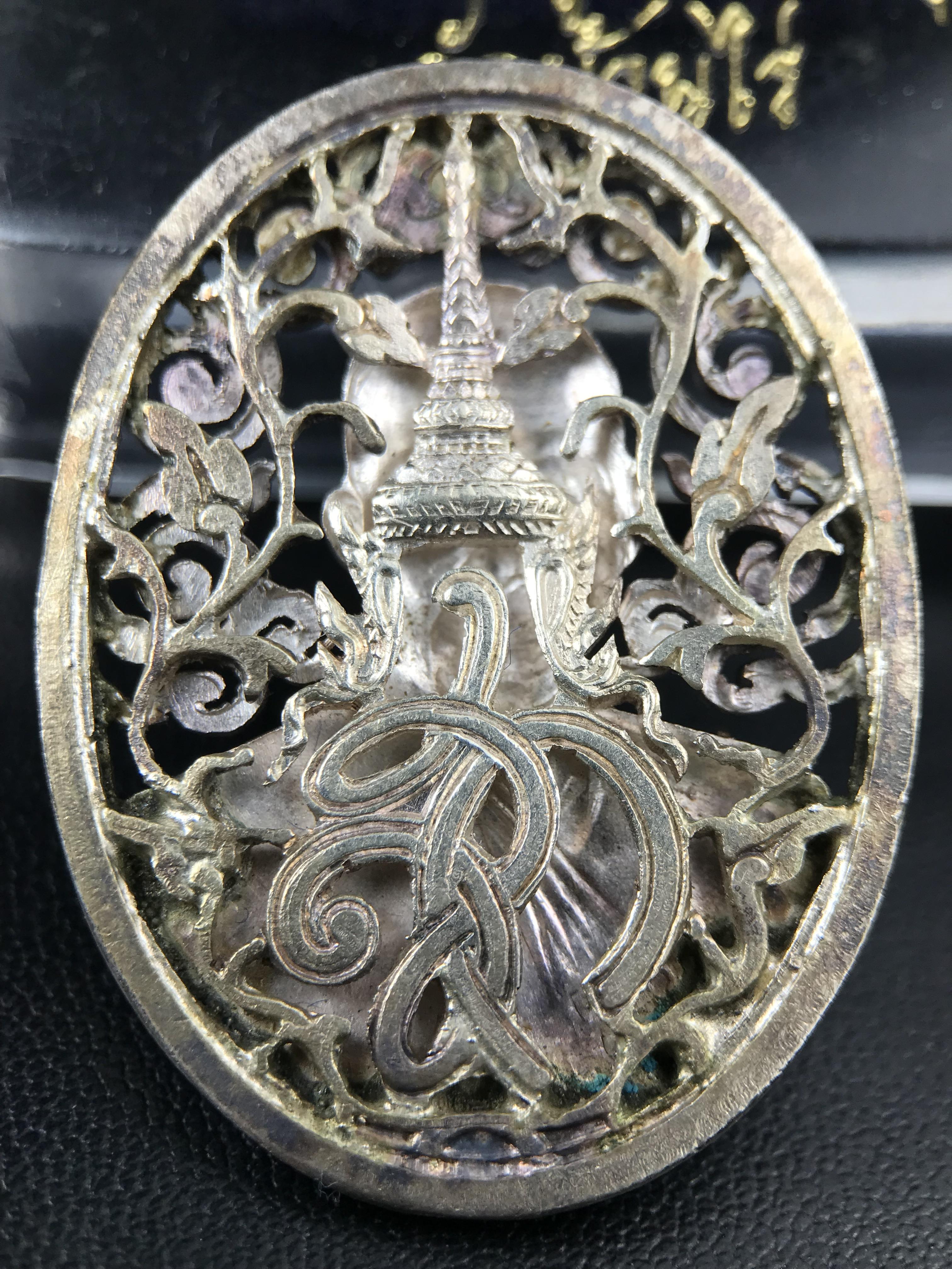 เหรียญหลวงพ่อคูณ ปริสุทโธ วัดบ้านไร่ รุ่น สก. ปี 2536 พิมพ์ลายฉลุ เนื้อเงิน(สวย งดงาม หายาก) งานมหามงคลเฉลิมพระชนมพรรษา 5 รอบ สมเด็จพระบรมราชินีนาถ จัดสร้างโดย กองพลทหารราบที่๒ ทหารเสือราชินี รักษาพระองค์ (พิธีใหญ่ ประวัติชัดเจน อีกหนึ่งรุ่นยอดนิยม)