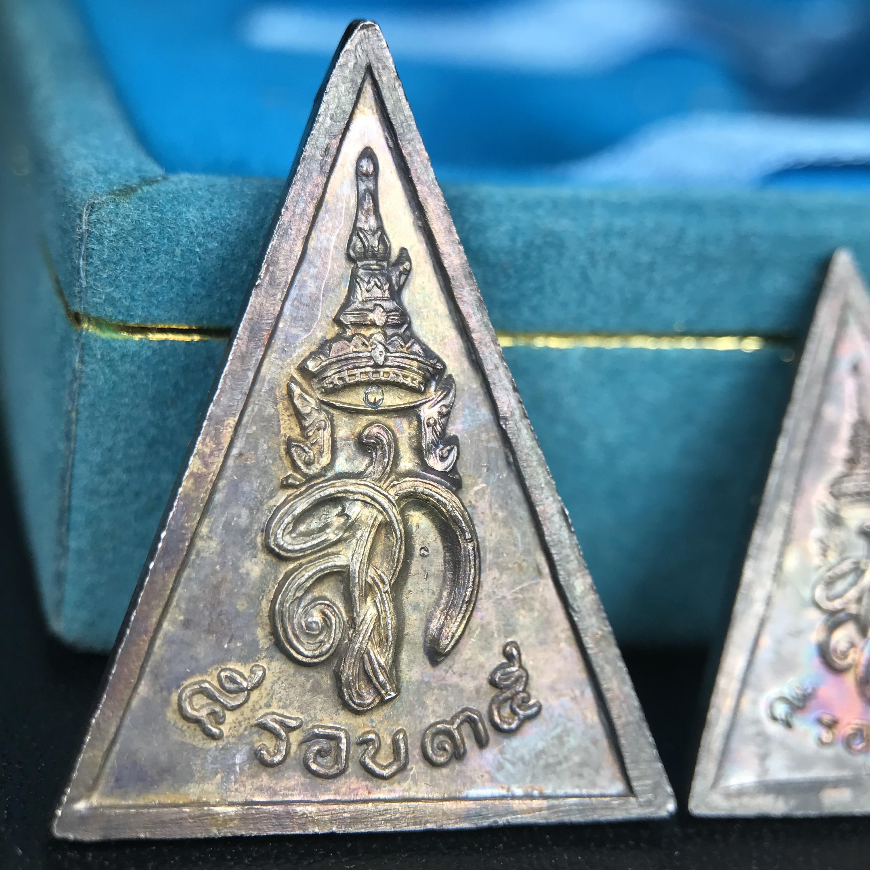 พระไพรีพินาศ สก. ปี 2535พิธีมหาพุทธาภิเษก ณ วัดบวรนิเวศวิหาร เฉลิมพระเกียรติ สมเด็จพระนางเจ้าสิริกิติ์ พระบรมราชินีนาถ พระบรมราชชนนีพันปีหลวง 5 รอบ 60 พรรษา12 สิงหาคม 2535 ชุดพิเศษ 5 รายการ ครบชุดพร้อมกล่องบรรจุเดิม