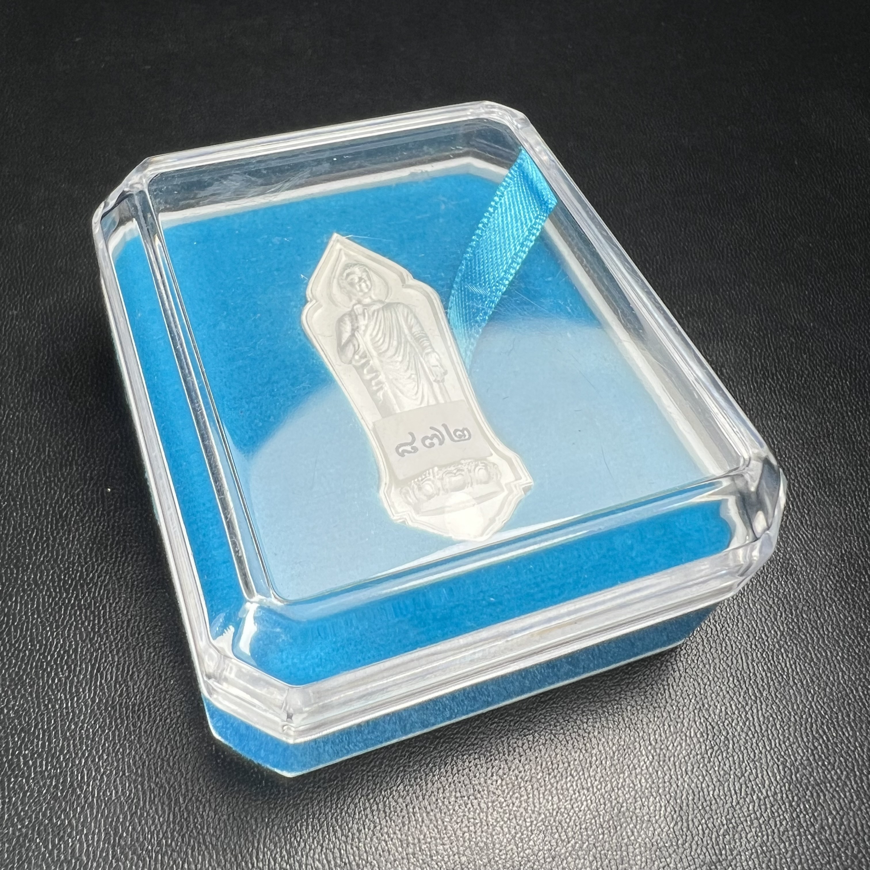 เหรียญที่ระลึกพระพุทธเมตตาประชาไทยไตรโลกนาถคันธารราฐอนุสรณ์ หลัง ภปร. และ สก. วัดทิพย์สุคนธาราม จ.กาญจนบุรี ปี 2558 เนื้อเงิน 99.99% ขนาดสูง 4.6 ซม. ที่ระลึก ร.9 พระชนมพรรษาครบ 7 รอบ และ สมเด็จพระราชินี พระชนมพรรษา 80 พรรษา พิธีใหญ่(หายาก1 ใน 999 เหรียญ)