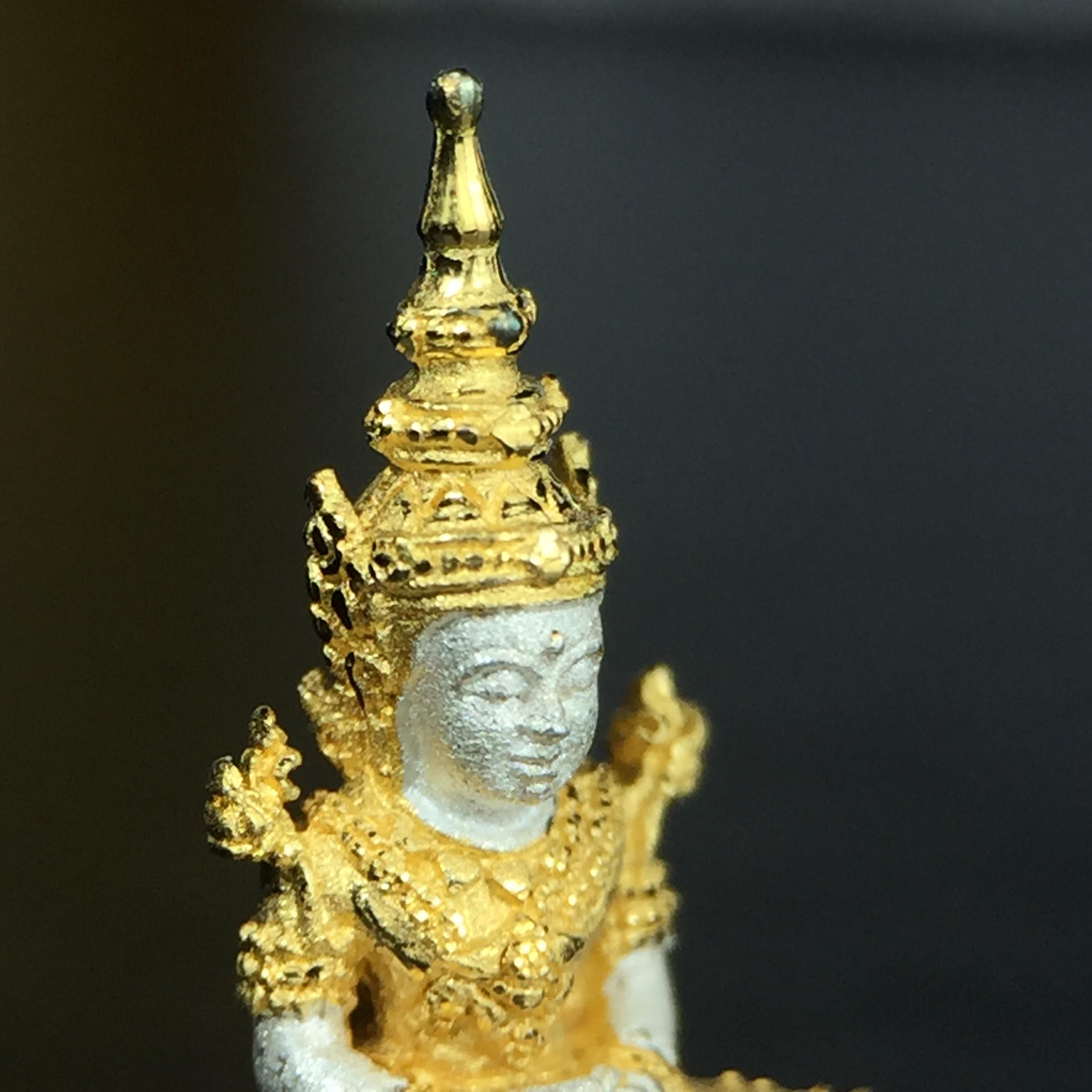 พระแก้วมรกต(จำลอง)ลอยองค์ ขนาดหน้าตัก 1/4 นิ้ว ทรงเครื่องฤดูร้อน เนื้อเงินสามกษัตริย์ ตราสัญลักษณ์ฉลองสิริราชสมบัติครบ 60 ปี พ.ศ.2549(สภาพสวย ครบ สมบูรณ์)