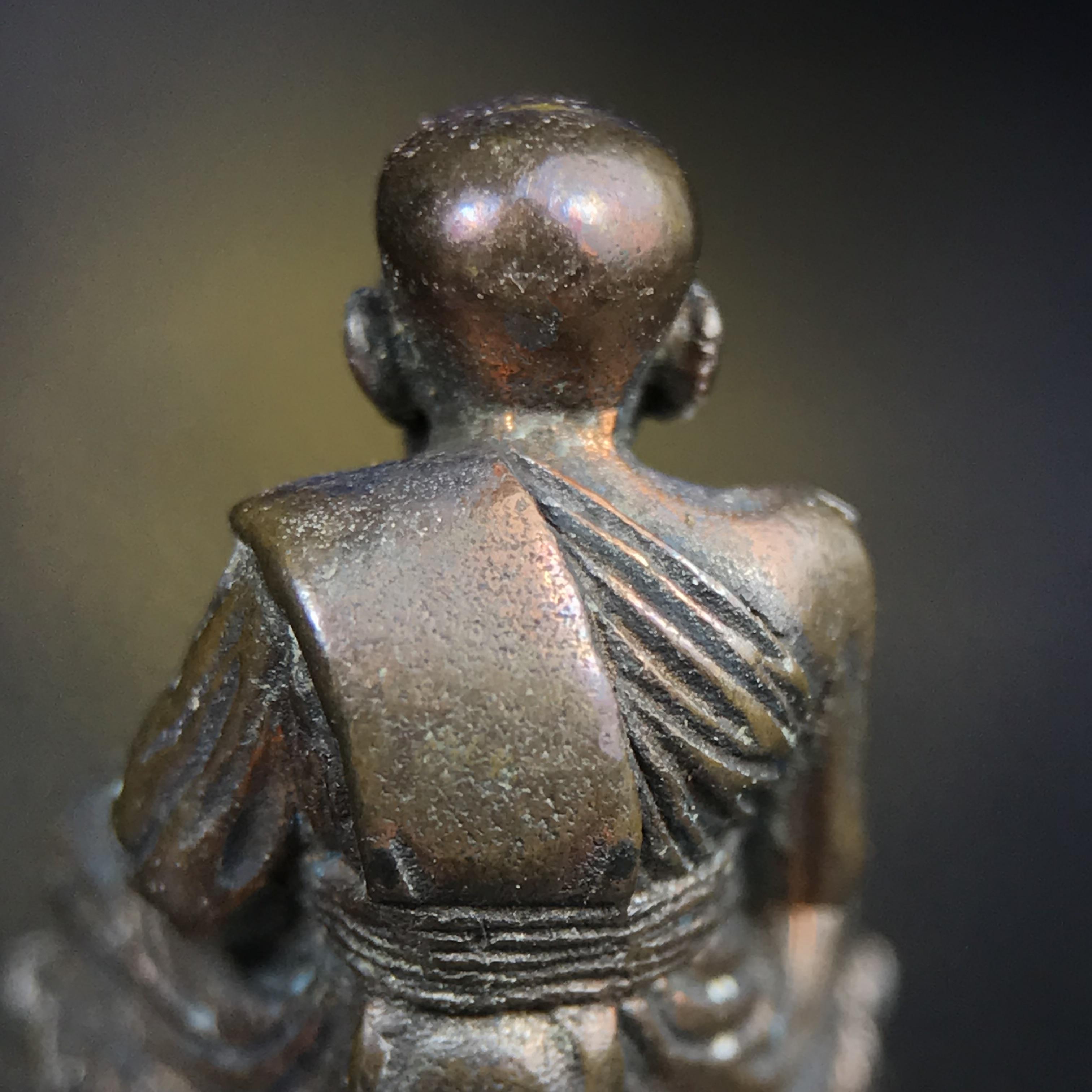 รูปเหมือนหล่อลอยองค์หลวงปู่ทวด รุ่น 111ปี กระทรวงกลาโหม เนื้อนวโลหะรมดำ-ปัดเงา ปี2540 พิธีใหญ่ เข้มขลัง นิยม พร้อมกล่องบรรจุเดิม(คัดสภาพสวยผิวเทพๆผิวรุ้งๆ)ทั้งพิธีทั้งพุทธศิลป์ทรงคุณค่าอีกหนึ่งรุ่นยอดนิยม