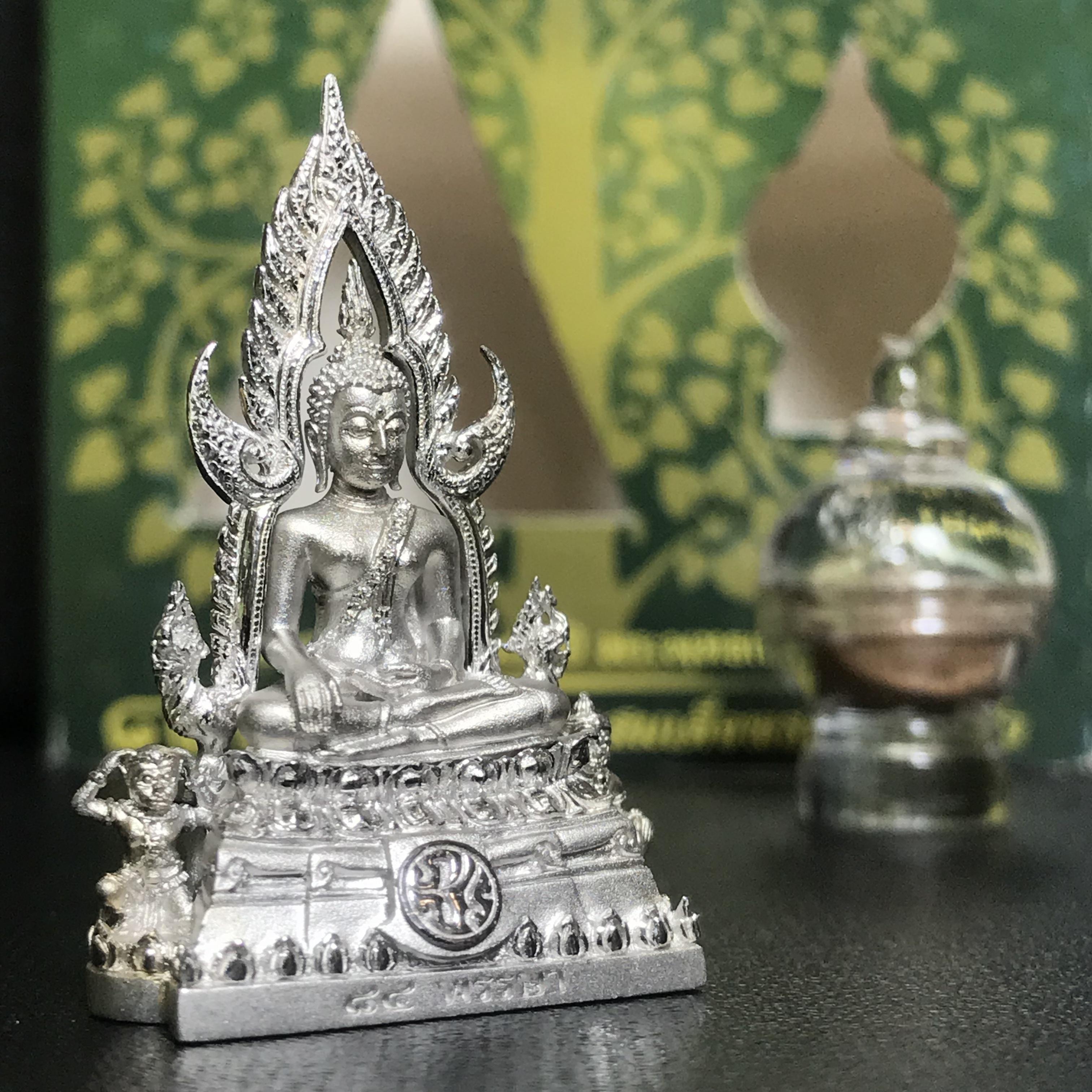 พระพุทธชินราช(จำลอง) ภปร. 84 พรรษา เนื้อเงินชุบทองคำขาว พิมพ์กลางขนาดหน้าตัก 1/2 นิ้ว(1ใน5000องค์) )(พระราชทานมวลสาร จิตรลดาและเส้นพระเจ้า(เส้นผม)รัชกาลที่9)