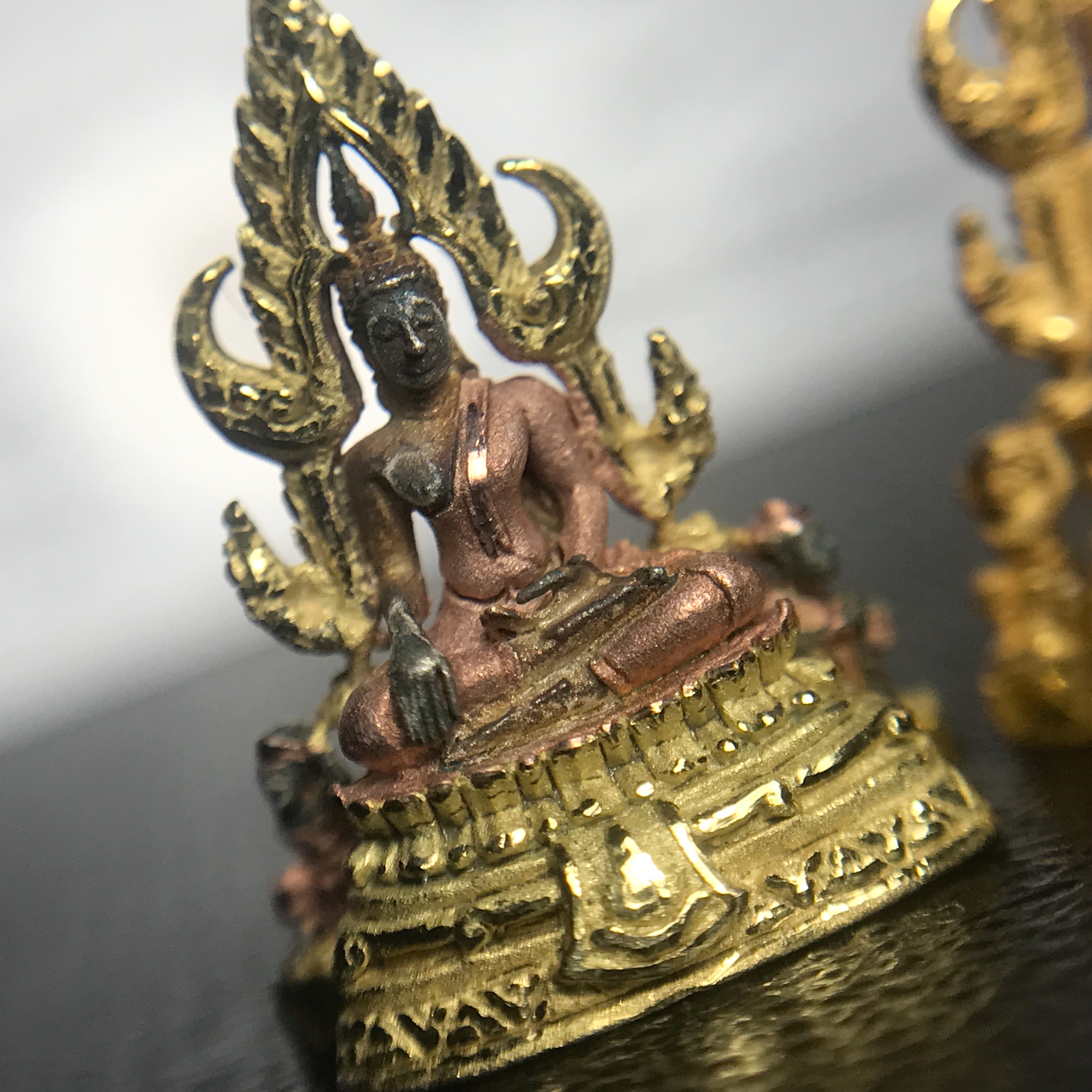 พระพุทธชินราช ภปร. ในวโรกาสพระราชพิธีมหามงคล เฉลิมพระชนมายุ6รอบ 5ธันวาคม2542 ชุดทองคำ เงิน สามกษัตริย์ พิมพ์เล็กครบชุด(3องค์)พร้อมกล่องบรรจุและการ์ดใบรับรอง