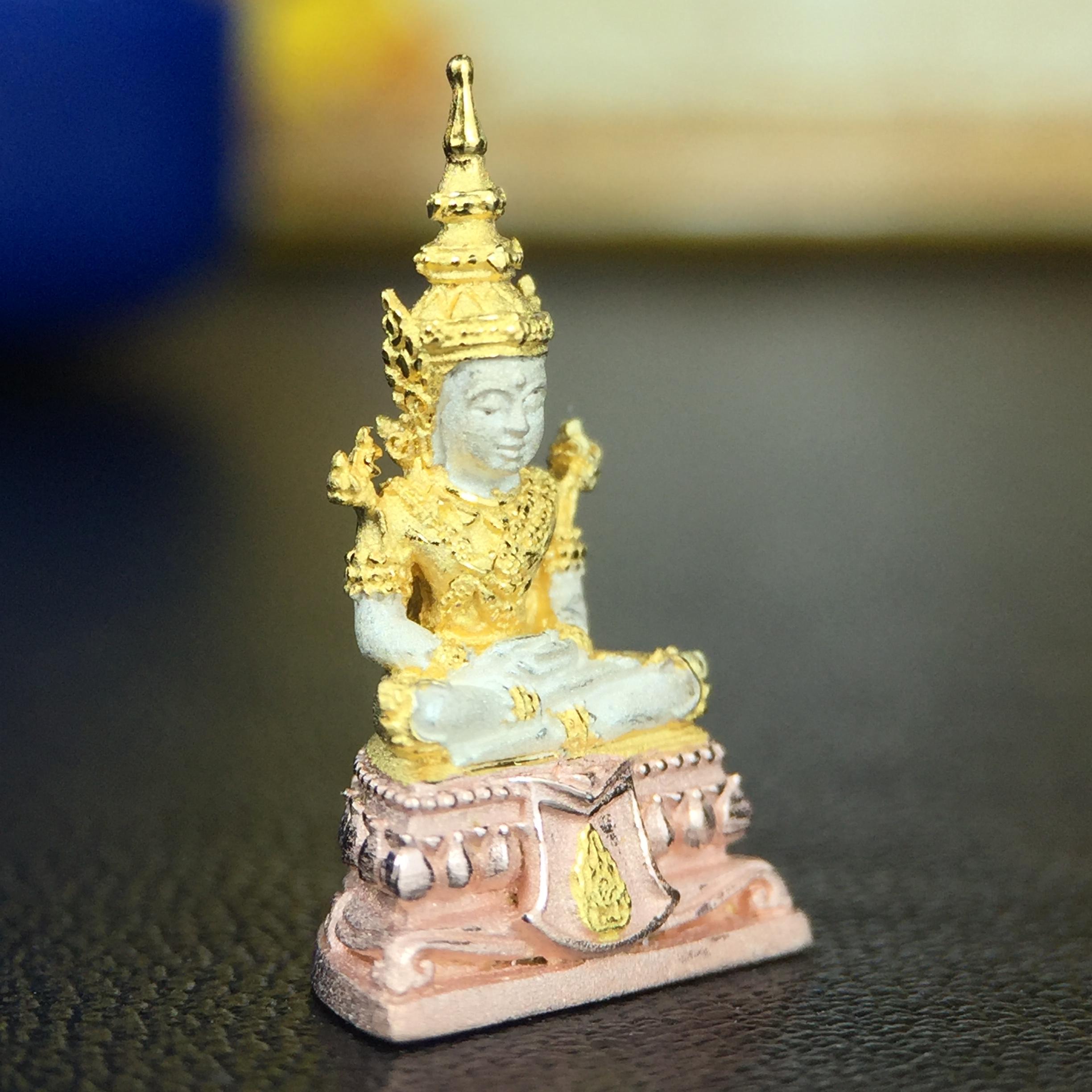 พระแก้วมรกต(จำลอง)ลอยองค์ ขนาดหน้าตัก 1/4 นิ้ว ทรงเครื่องฤดูร้อน เนื้อเงินสามกษัตริย์ ตราสัญลักษณ์ฉลองสิริราชสมบัติครบ 60 ปี พ.ศ.2549(สภาพสวย ครบ สมบูรณ์)