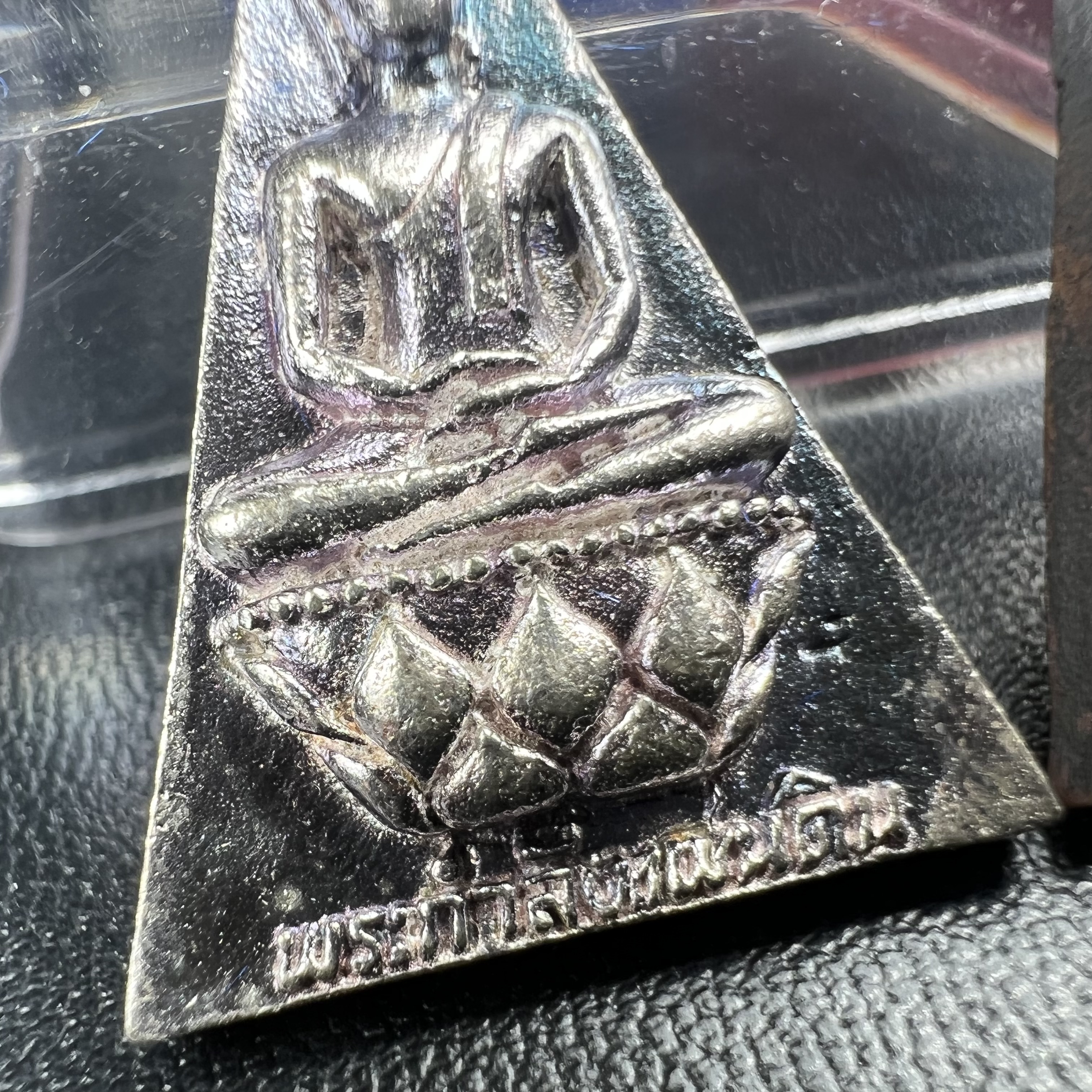 พระกำลังแผ่นดิน (สมเด็จจิตรลดา2) จัดสร้างเฉลิมพระเกียรติ ร.9 ครองราชย์ 50 ปี 2539 เนื้อเงิน(ผิวเดิมกลับดำ รุ้งๆสวย)+เนื้อนวโลหะ(สร้างน้อยหายาก)พร้อมกล่องบรรจุเดิมครบสมบูรณ์(1ใน2539องค์)