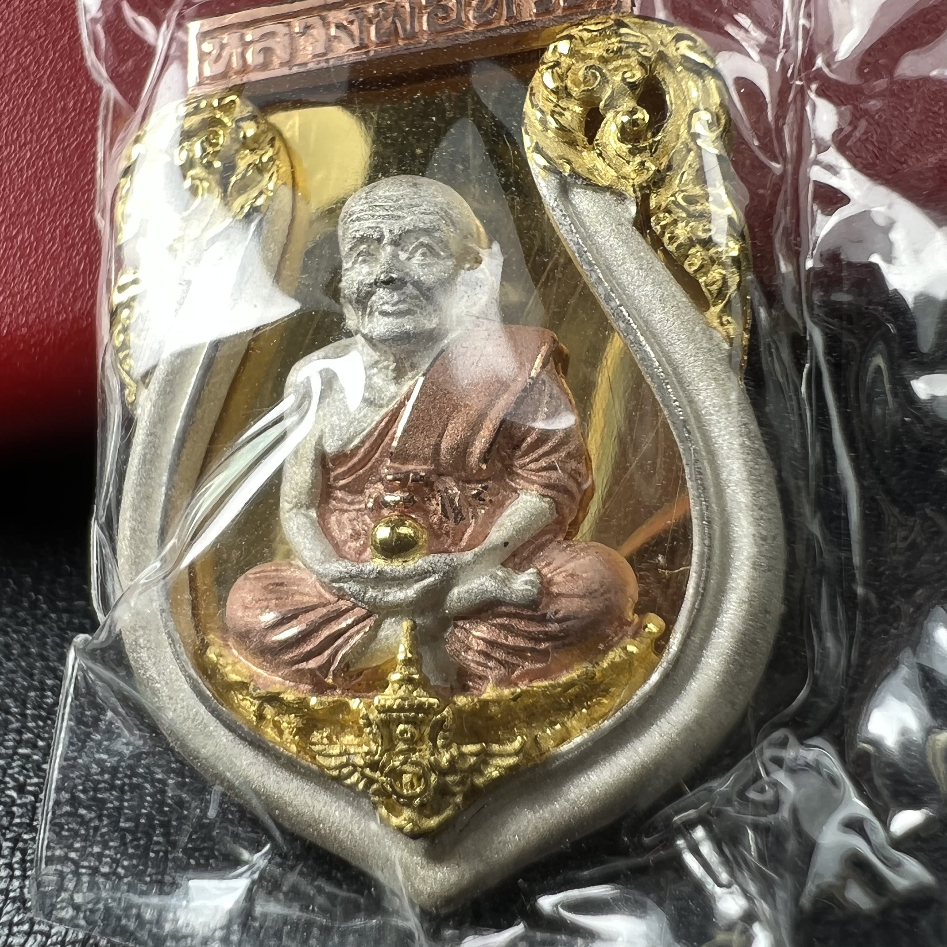 หลวงพ่อทวดเหยียบน้ำทะเลจืด รุ่นครบรอบกระทรวงกลาโหม 115 ปี พิธีปลุกเสก ณ มหาเจดีย์วัดพะโค๊ะ และบนเรือรบหลวงกองเรือยุทธการภาคที่ 2 กลางทะเล จังหวัดสงขลา ปี2545 เหรียญทรงเสมาเนื้อเงินสามกษัตริย์(ฉากพื้นหลังผิวกระจก) ตอกโค๊ตและหมายเลข ซีนซองเดิมกล่องบรรจุเดิม