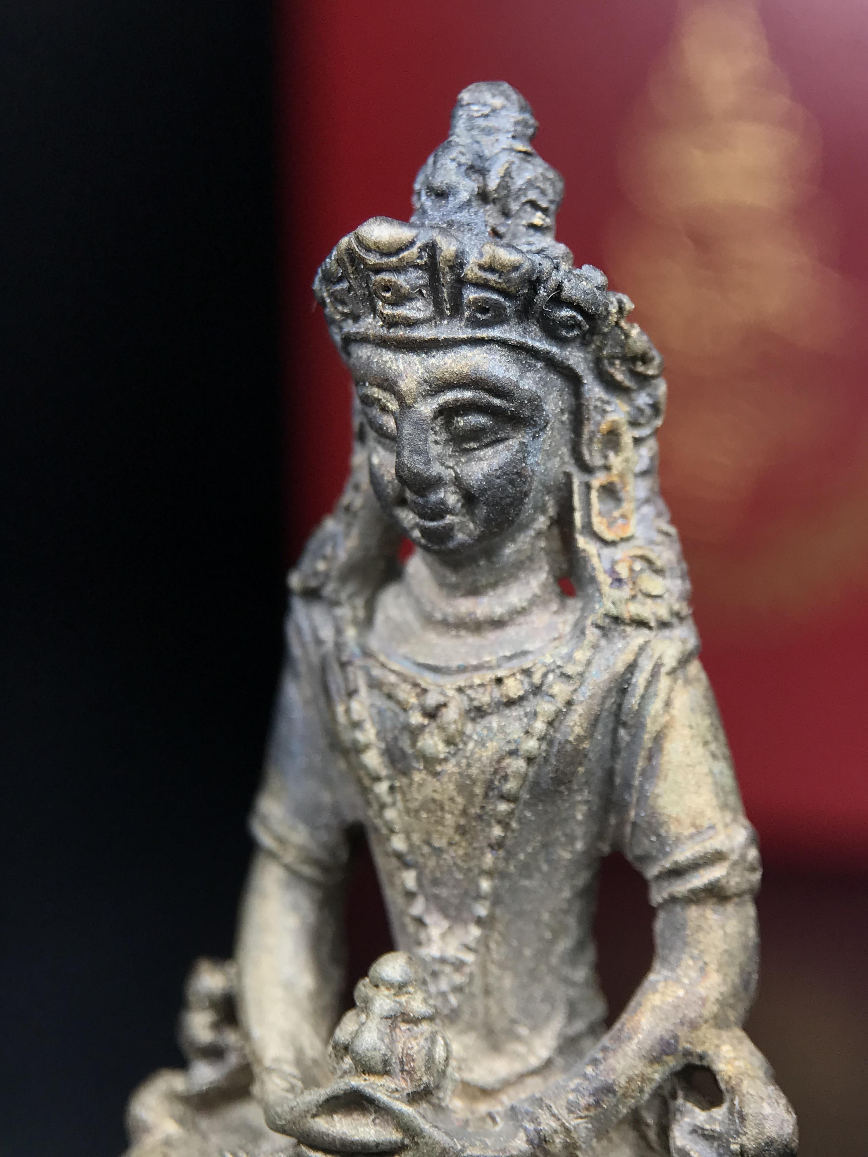 พระอวโลกิเตศวร (เจ้าแม่กวนอิม) วัดบวรนิเวศวิหาร ปี 2538 เนื้อเงินพ่นทราย อุดผงจิตรลดา เกศาสมเด็จพระสังฆราช วัดบวรนิเวศวิหาร(พบเจอน้อยหายาก)