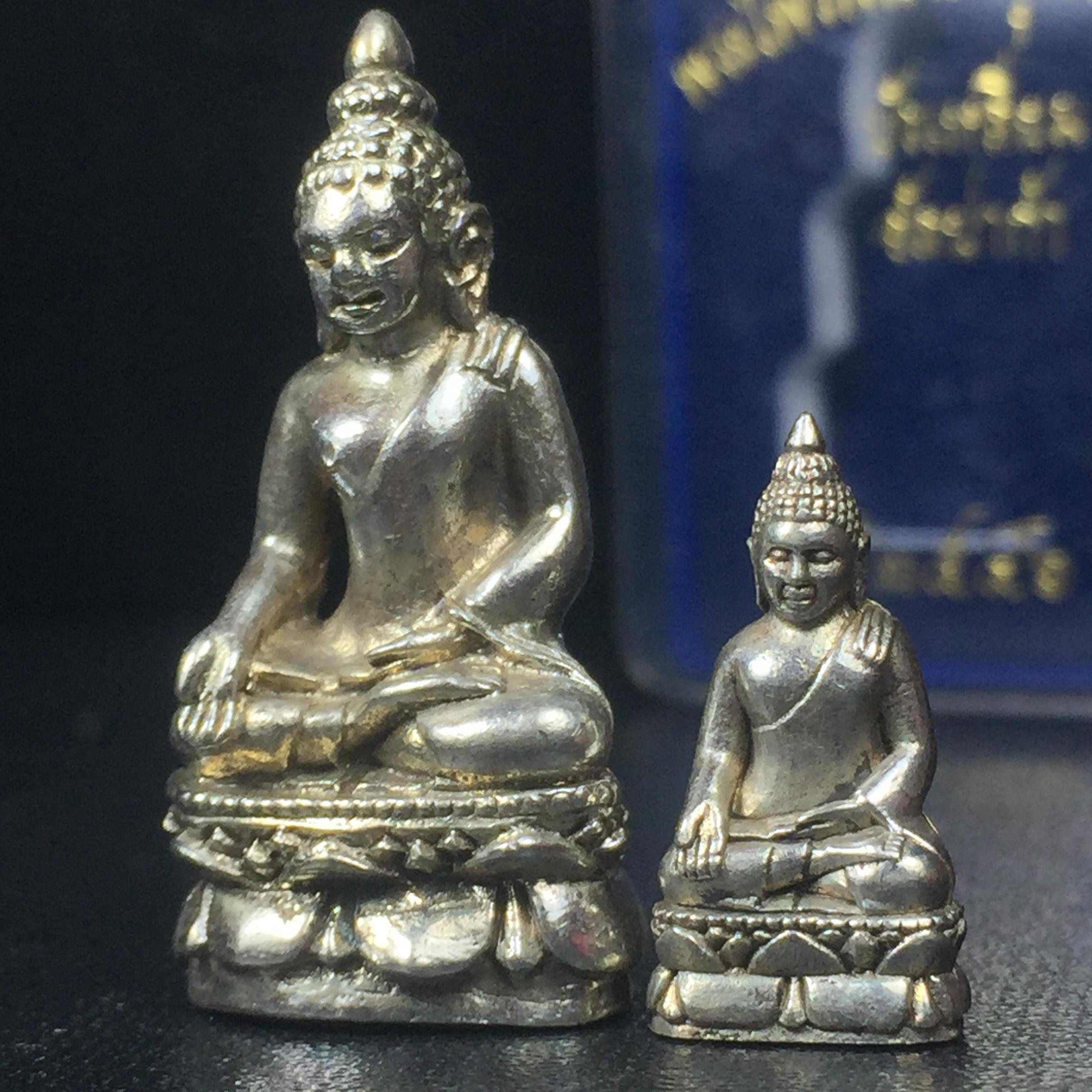 พระไพรีพินาศ วัดบวรนิเวศวิหาร รุ่นชัยชนะศึก ปี2546 พิมพ์บัวเหลี่ยม เนื้ออัลปาก้า หมายเลข 530(สภาพสวยพร้อมกล่องบรรจุเดิมครบสมบูรณ์)(พระดี พิธีใหญ่ มวลสารเด่น รุ่นนิยม)