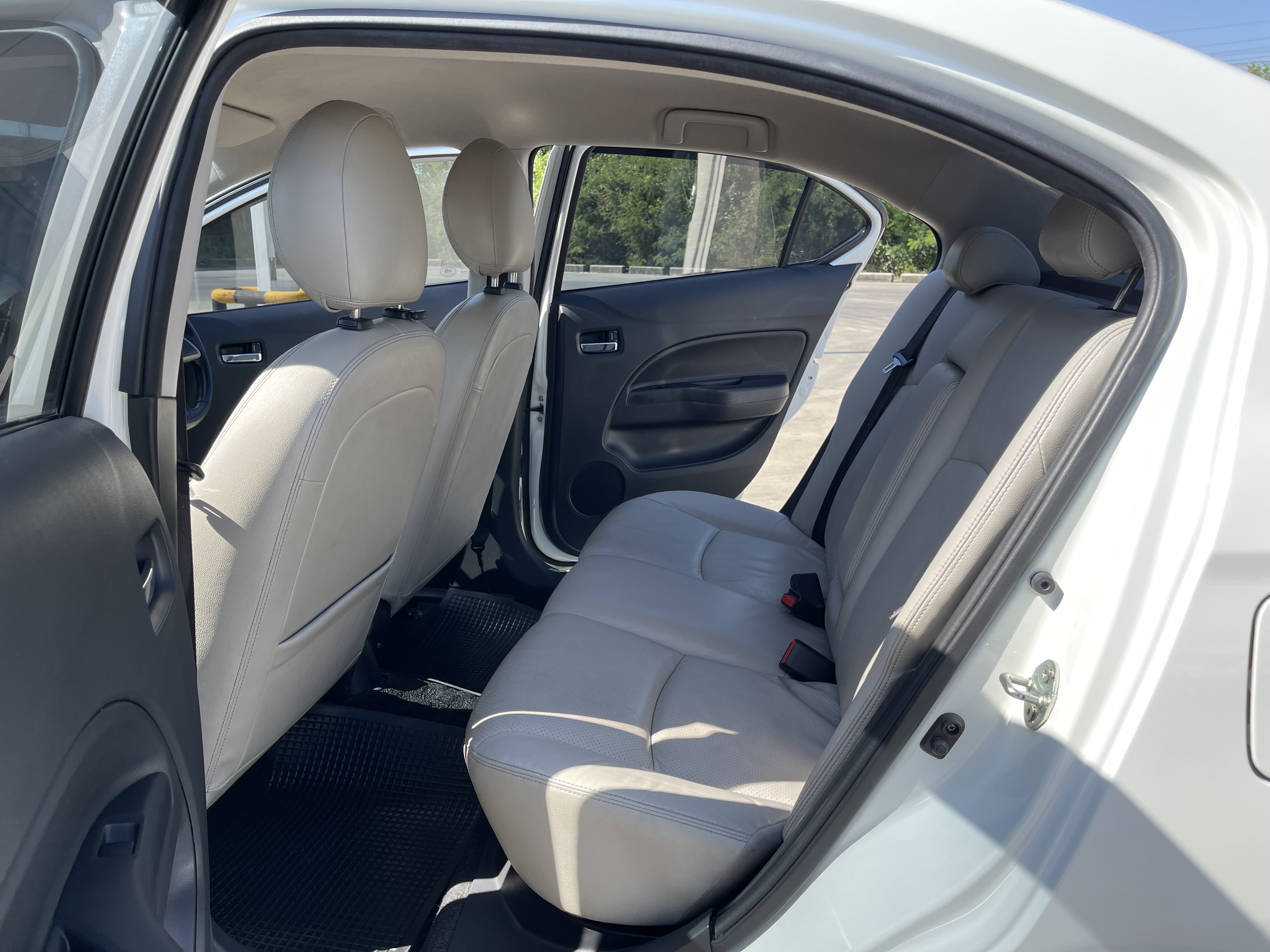 Mitsubishi Attrage 1.2 GLS Limited At 2014 ขาว