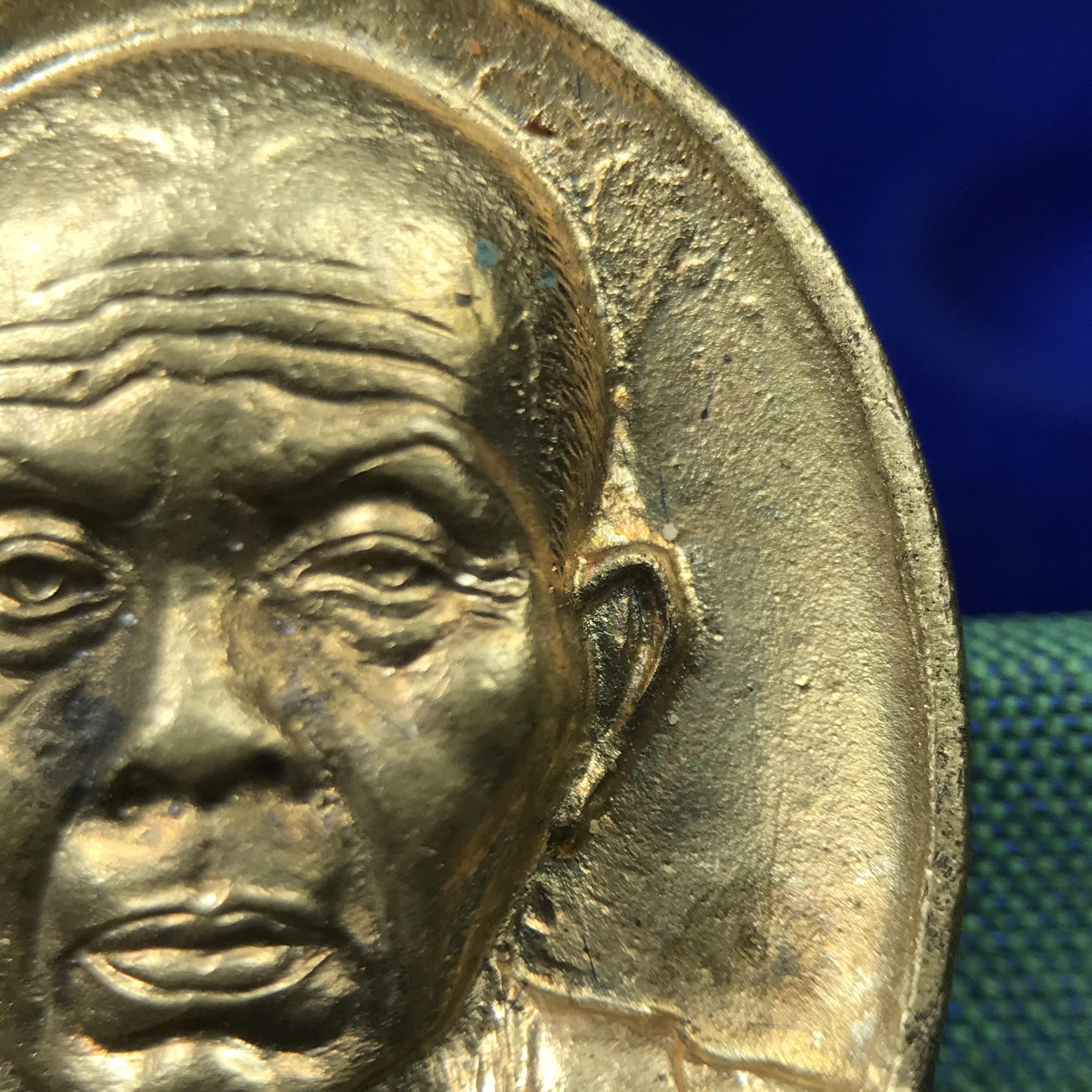 เหรียญรูปเหมือนพระญาณวิทยาคมเถร (หลวงพ่อคูณ ปริสุทโธ)ชุดกาญจนาภิเษกครองราชย์ครบ 50 ปี วัดบวรนิเวศวิหาร ปี พ.ศ. 2538 เนื้อบรอนซ์ทอง(จัดสร้างได้เหมือนหลวงพ่อคูณมาก มีรายละเอียดและความคมชัดสูง ลูกศิษย์ท่านไม่ควรพลาด วิจิตรศิลป์และพุทธศิลป์งดงาม)พิธีใหญ่