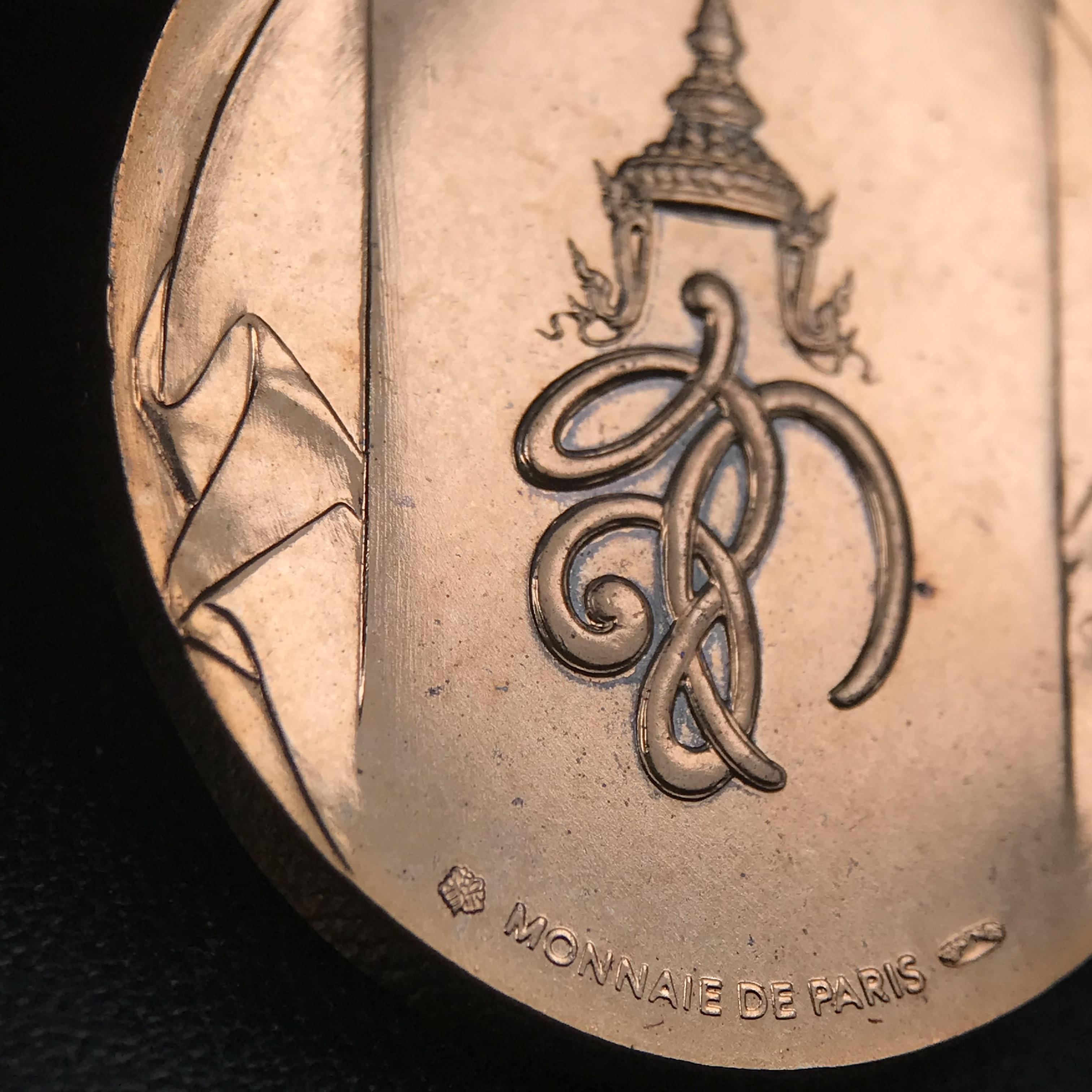 หลวงพ่อทวด พระนามาภิไธย สก. วัดห้วยมงคล จ.ประจวบคีรีขันธ์ ปี 2544(รุ่นแรก) เหรียญเนื้อนวโลหะ(Thai Bonze) ผลิตโดยโรงกษาปณ์ โมเน่ร์เดอปารีส ประเทศฝรั่งเศส สวยงดงามสภาพสวยกล่องใบรับรองครบสมบูรณ์(คุ้มครองแคล้วคลาด พิธีใหญ่) องค์หมายเลข 1807 (1 ใน 2999 เหรียญ)