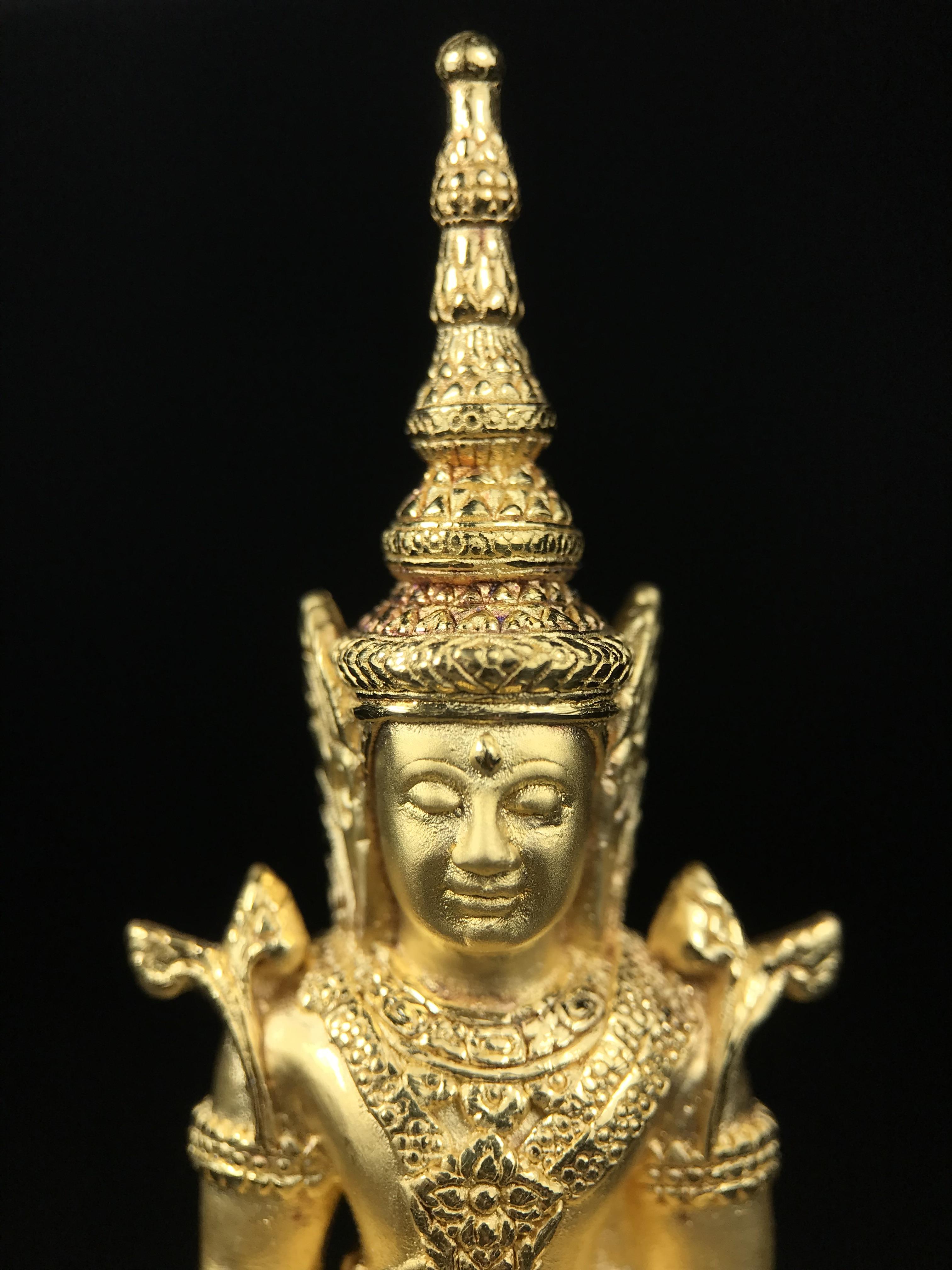 พระแก้วมรกต ภปร.(รุ่นแรก)ปี2545 รุ่นฉลองกรุงรัตนโกสินทร์ครบ 220 ปี หล่อลอยองค์ เนื้อทองคำบริสุทธิ์99.99% ขนาดบูชา 50*90 มม.(องค์หมายเลข ๗๘๙)(เลขมังกร 789 พลังแห่งความ มั่งคั่ง ร่ำรวย อำนาจ บารมี)สุดยอดมงคลแผ่นดินที่ควรเก็บรักษา บูชาเป็นมงคลชีวิต(หายากมาก)