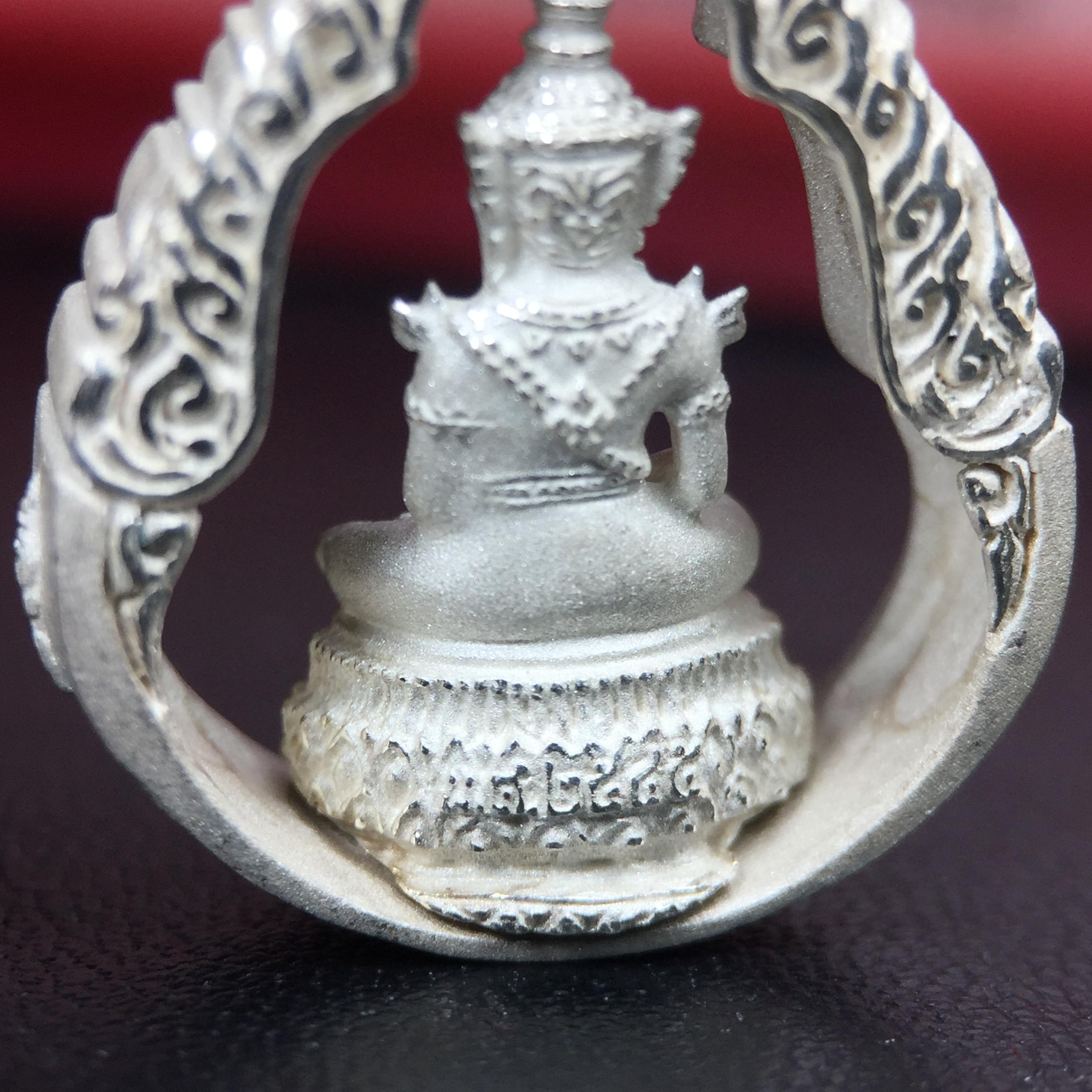 พระแก้วมรกต ภปร.(รุ่นแรก) ปี2545 จัดสร้างในมหาวโรกาส พระบาทสมเด็จพระเจ้าอยู่หัวรัชกาลที่ 9 ครบรอบ 75 พรรษา และฉลองกรุงรัตนโกสินทร์ครบ 220 ปี พิมพ์ลอยองค์ทรงหยดน้ำ เนื้อเงินบริสุทธิ์ 92.5% ขนาด 18*27 มม. พร้อมกล่องบรรจุเดิม สวยครบสมบูรณ์(องค์หมายเลข 1752)