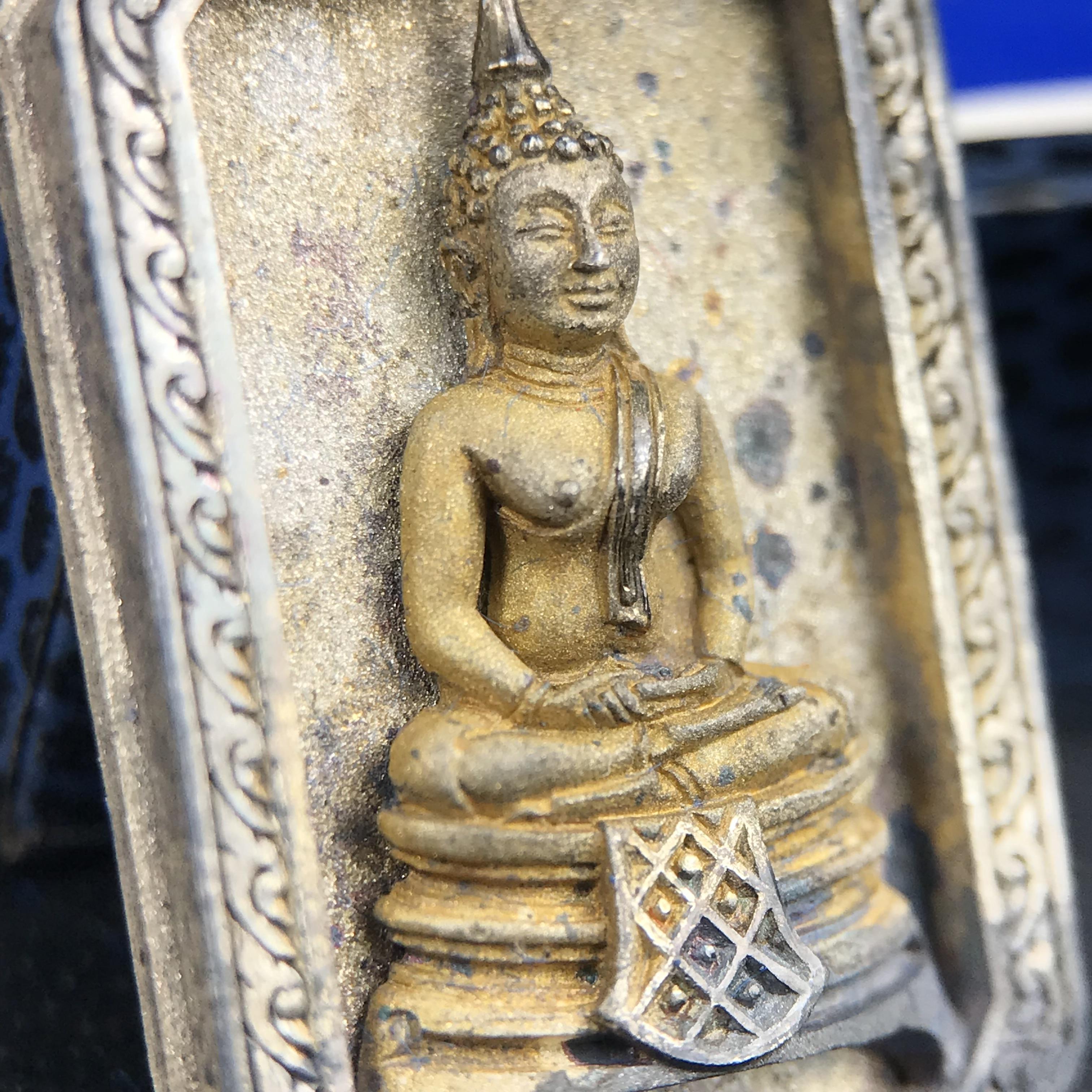 พระพุทธโสธร(หลวงพ่อโสธร) รุ่นสร้างอุโบสถ พิธีมหาพุทธาภิเษก ณ พระอุโบสถวัดโสธรวรารามวรวิหาร ปี 2539 เนื้อเงินทรายนวลขัดเงาบางส่วน พิมพ์แปดเหลี่ยม(หายากสร้างน้อย)กล่องบรรจุเดิมครบสมบูรณ์สวยงดงาม(เนื้อเงินผิวเดิมรุ้งสวยสวย องค์หมายเลขสวย ๗๔๔๕)