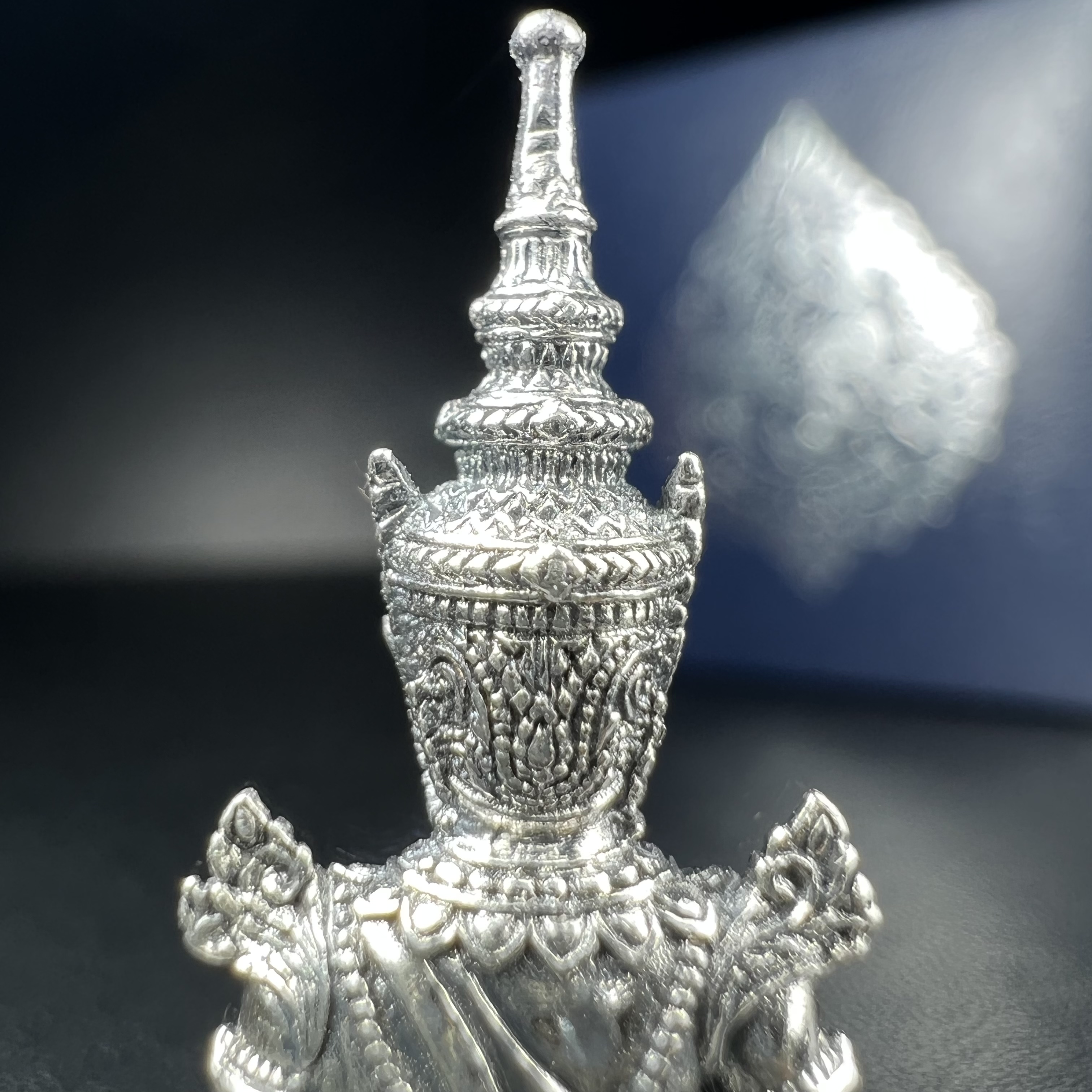 พระแก้วมรกต กรมสรรพสามิตจัดสร้างขึ้นเนื่องในโอกาสครบรอบ 64 ปีของกรมสรรพสามิต และเนื่องในวโรกาสที่พระบาทสมเด็จพระเจ้าอยู่หัวทรงครองราชย์ครบ 50 ปีในปีกาญจนาภิเษก เมื่อ พ.ศ.2539 เนื้อเงินรมดำขัดเงาพร้อมกล่องบรรจุเดิม