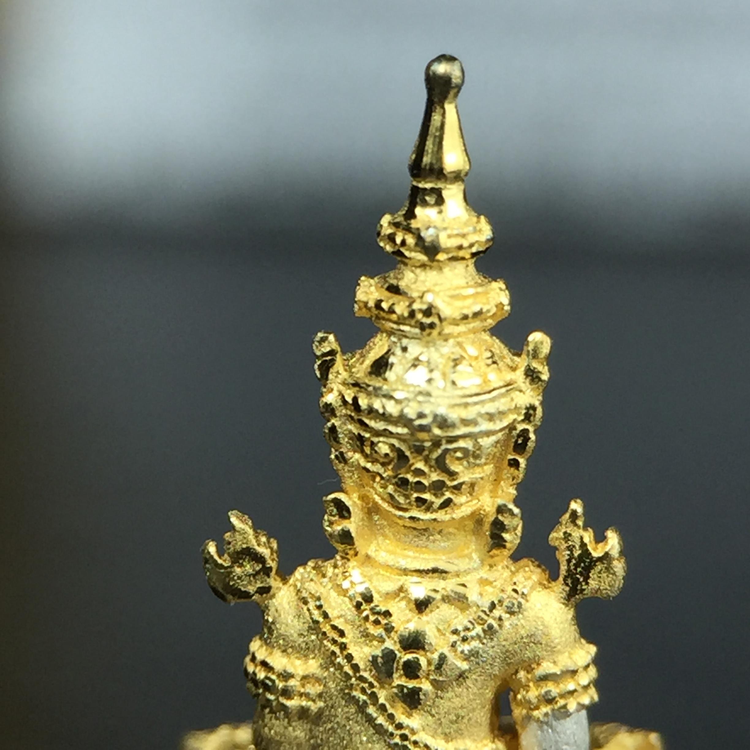 พระแก้วมรกต(จำลอง)ลอยองค์ ขนาดหน้าตัก 1/4 นิ้ว ทรงเครื่องฤดูร้อน เนื้อเงินสามกษัตริย์ ตราสัญลักษณ์ฉลองสิริราชสมบัติครบ 60 ปี พ.ศ.2549(สภาพสวย ครบ สมบูรณ์)