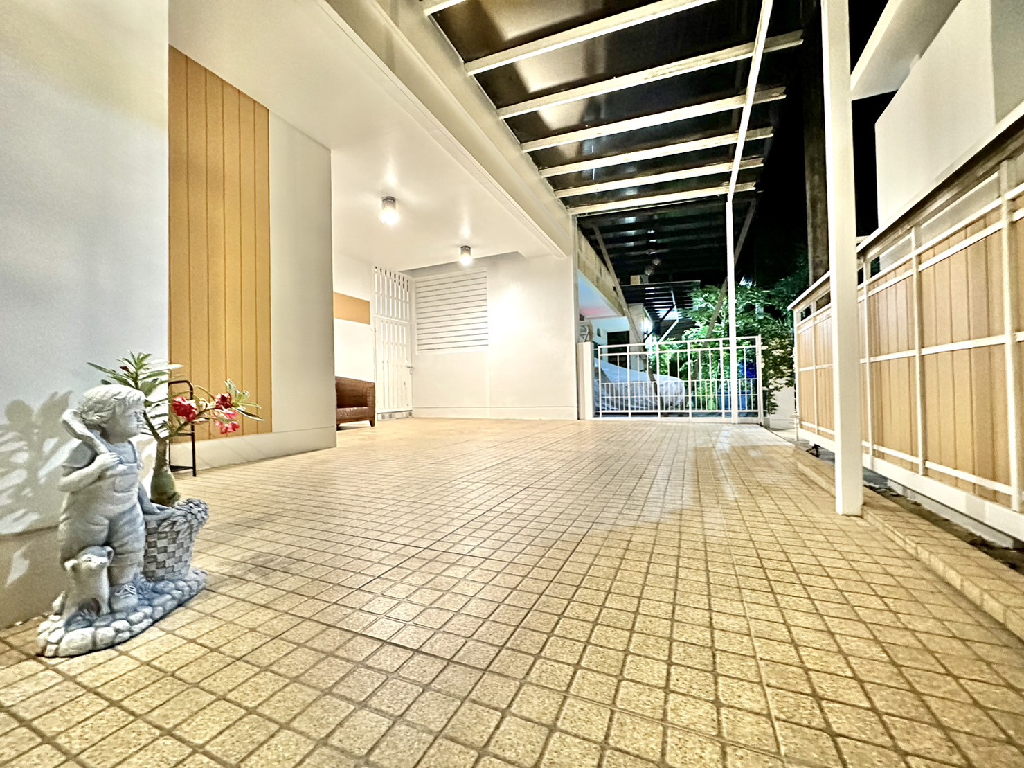 For Rent : Pakhlok, 2-Storey House with garden view, 3 bedrooms 2 bathrooms