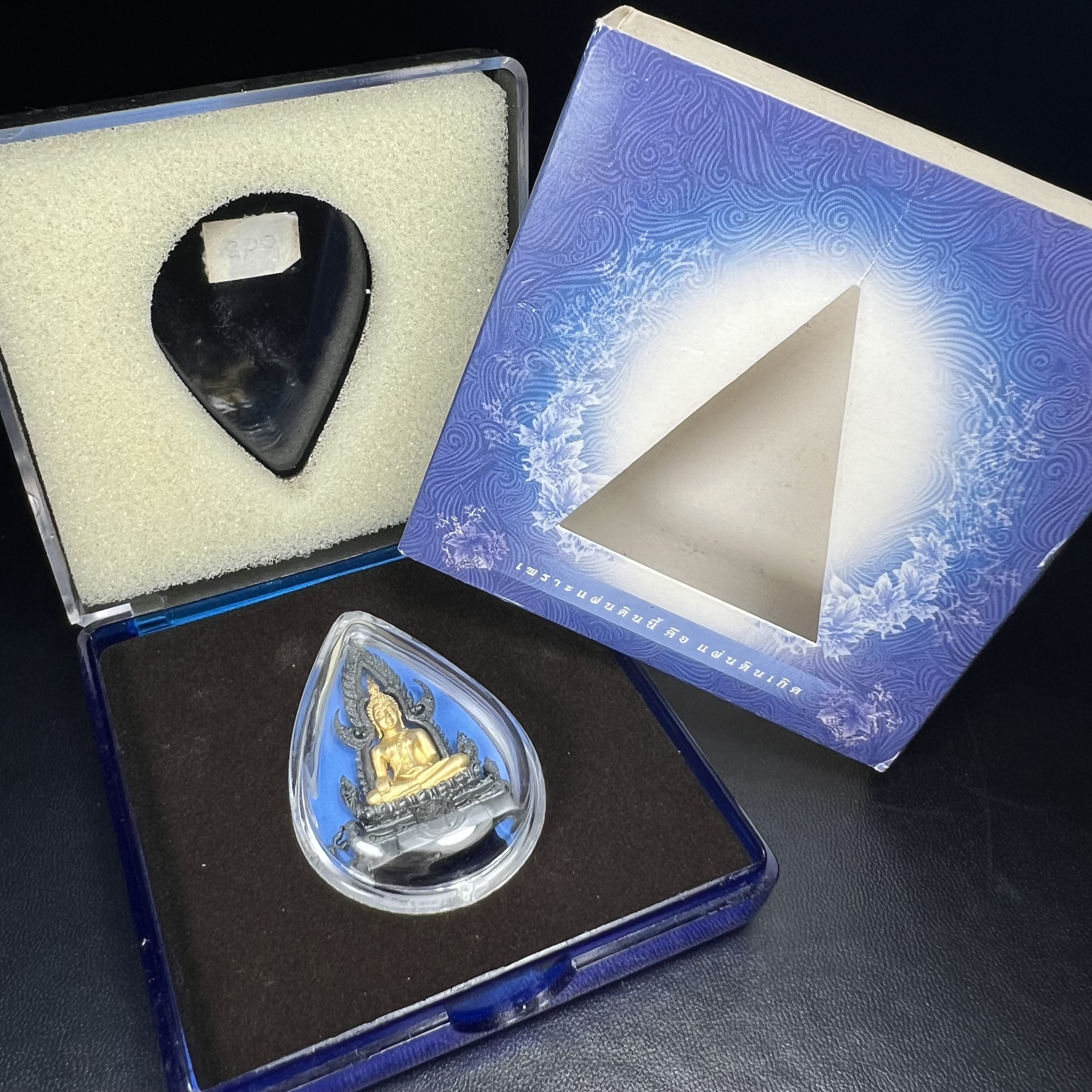 พระพุทธชินราช ภปร. โครงการ เพราะแผ่นดินนี้คือแผ่นดินเกิด เนื้อเงินชุบทองคำซุ้มรมดำ ปี2551 ขนาดหน้าตัก1/2นิ้ว(3.5*2.5 ซม.)ประกอบพิธี ณ พระอุโบสถ วัดพระศรีรัตนศาสดาราม(วัดพระแก้ว)และพระวิหารวัดพระศรีรัตนมหาธาตุวรมหาวิหาร(จ.พิษณุโลก)(สวยงามหายาก)1ใน5000องค์