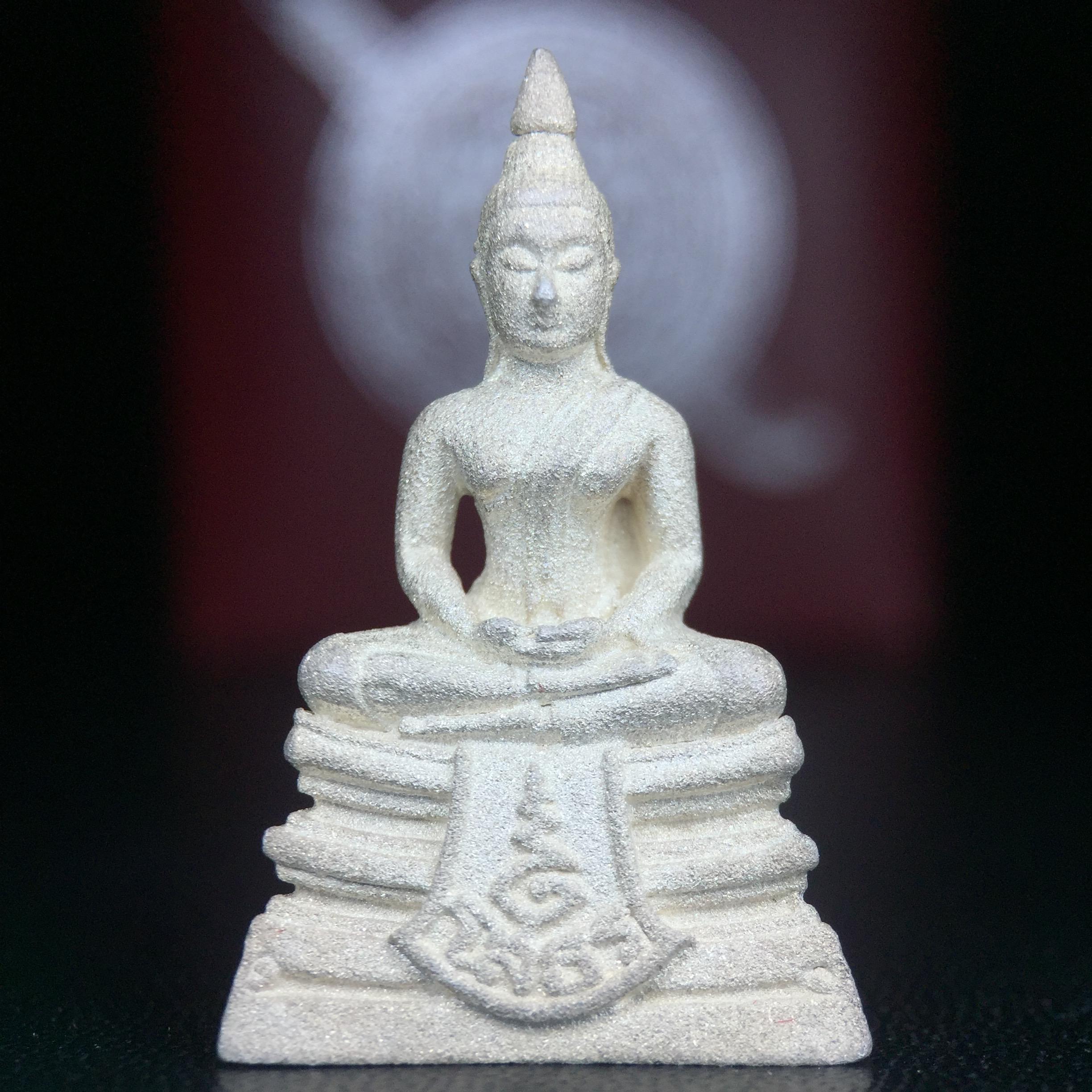 พระพุทธโสธร รุ่นประวติศาสตร์ 80 ปี กรมตำรวจ ปี 2538 เนื้อเงินประกายเพชร(เงินพ่นทราย)พิมพ์ใหญ่ 3.2 ซม. พร้อมกล่องบรรจุเดิม(พระดีพิธีใหญ่ รุ่นยอดนิยม)