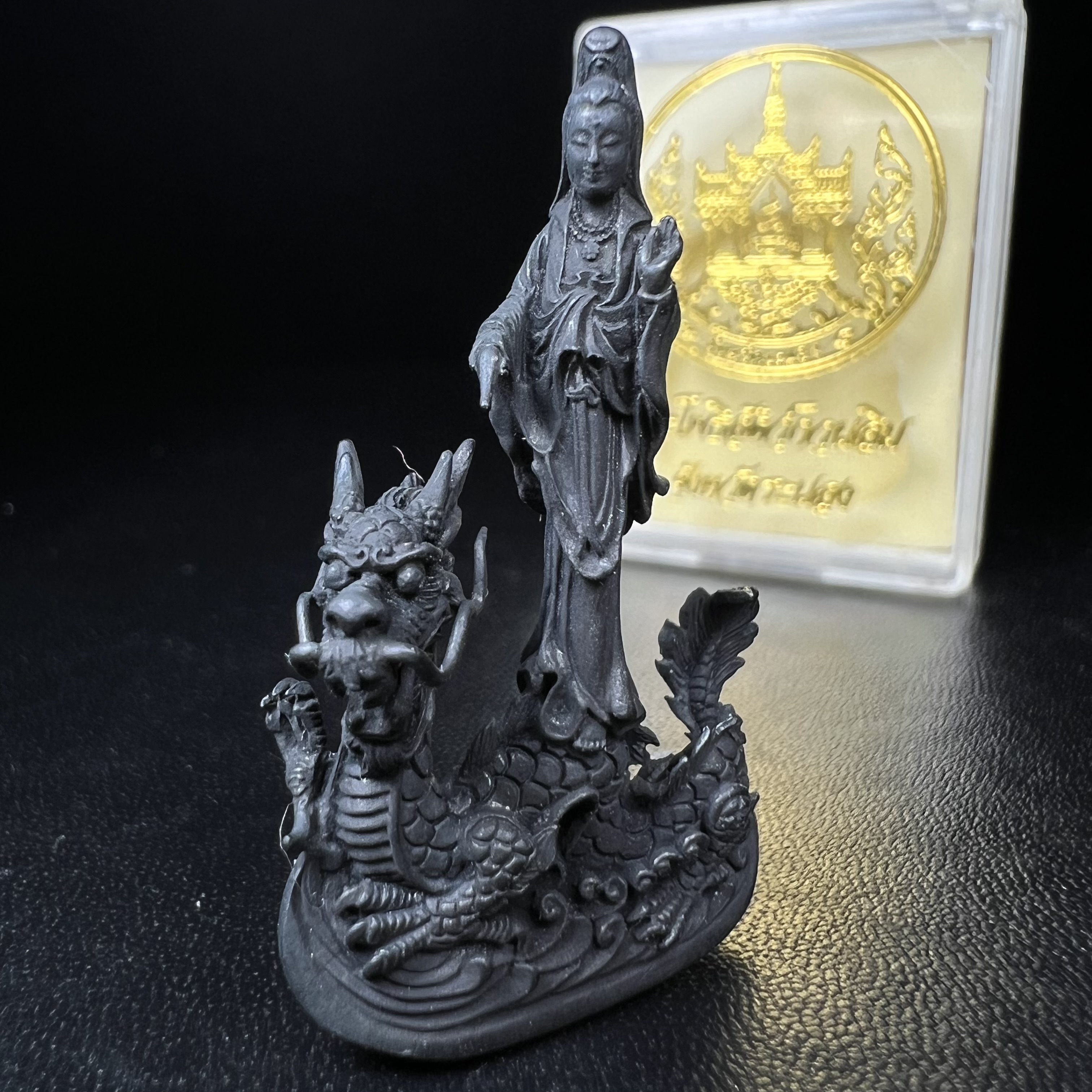 รูปหล่อลอยองค์พระโพธิสัตว์กวนอิม ทรงประทับมังกร จ.ระนอง พ.ศ.2539 เนื้อนวโลหะ พิมพ์ใหญ่(สวยงดงาม เข้มขลัง ทรงคุณค่า) เฉลิมฉลองในวโรกาสที่พระบาทสมเด็จพระเจ้าอยู่หัวทรงครองสิริราชสมบัติครบ 50 ปี(องค์หมายเลข๗๙๗๔)