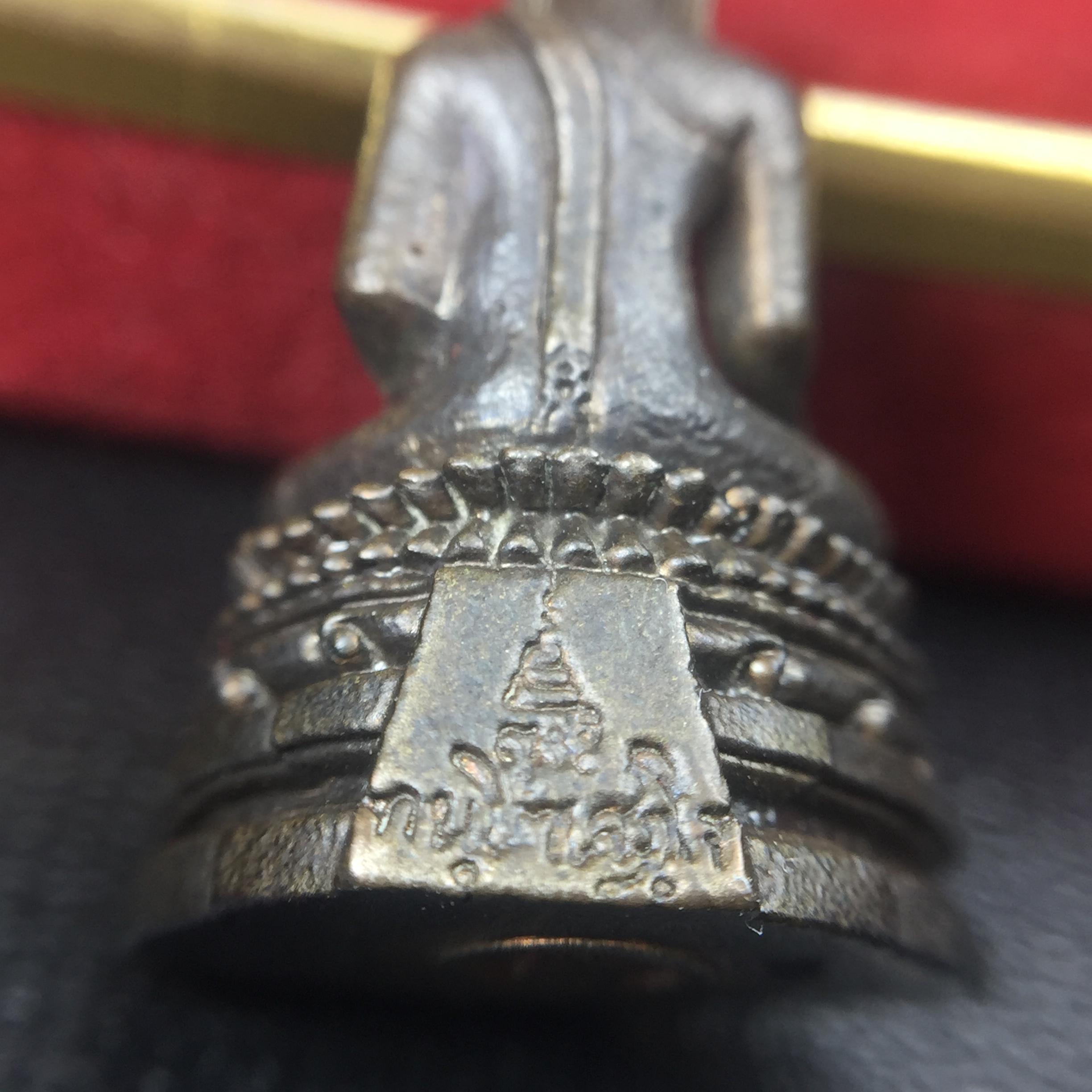 พระกริ่งพระพุทธชินสีห์ ภปร ทันโตเสฏโฐ ปี 2533 เนื้อนวโลหะ (วัตถุมงคลหนึ่งเดียวที่บรรจุพระทนต์(ฟัน)ในหลวงรัชกาลที่9 พระราชทานให้จัดสร้าง)(1ใน1999องค์)