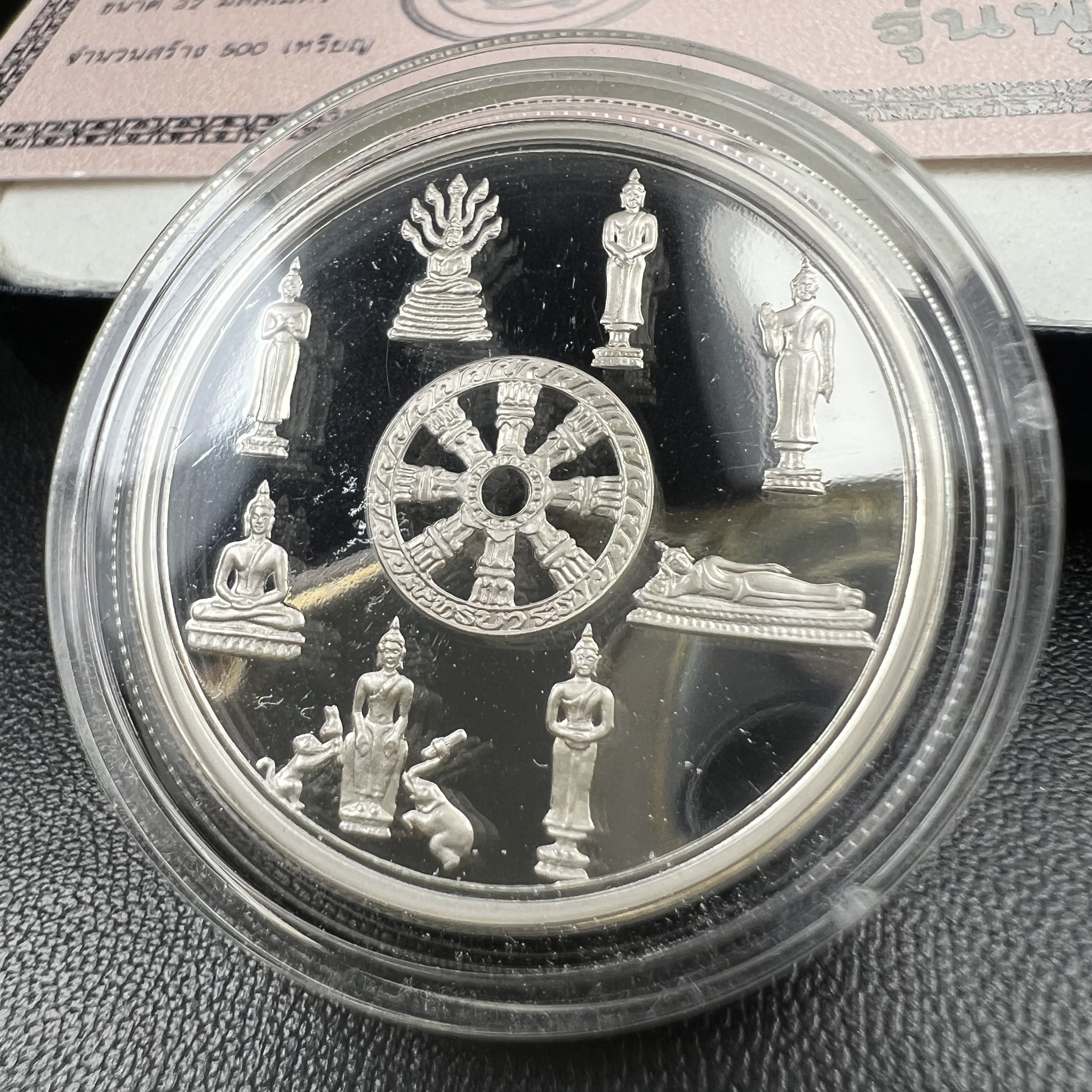 เหรียญพระแก้วมรกต พระพุทธชินราช พระพุทธโสธร รุ่นพุทธบารมี ปี 2540 เนื้อเงินขัดเงา 99.9% พร้อมกล่องและใบรับรองเดิม พิธีพุทธาภิเษก 2 พิธี มหามงคล (พระพุทธคู่บ้านคู่เมือง รูปแบบเหรียญสวยงดงามมาก พิธีใหญ่ เป็นที่นิยม)สร้างน้อยหายาก 1 ใน 500 เหรียญ