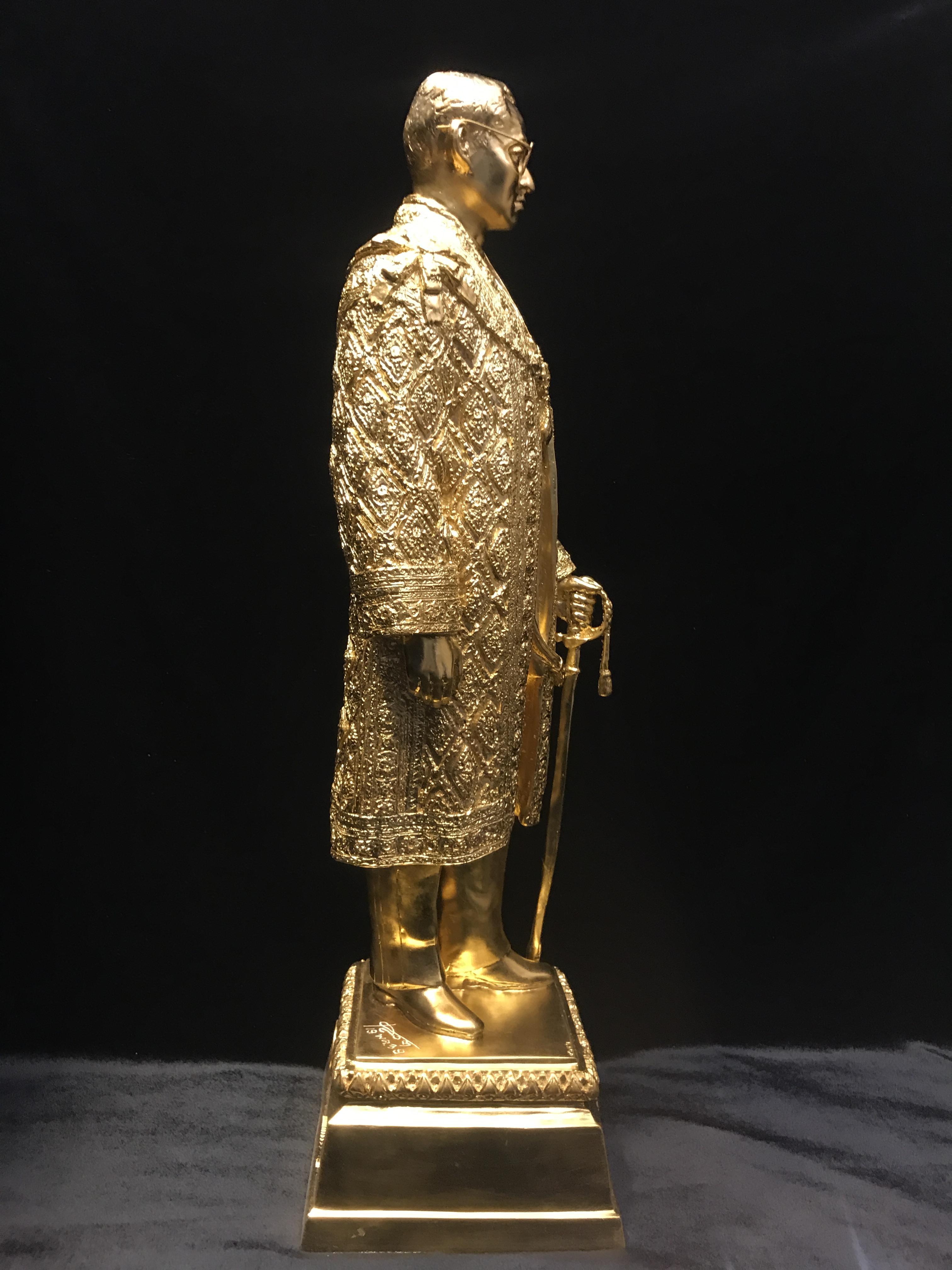 พระบรมรูปจำลองในหลวง รัชกาลที่ ๙ จัดสร้างโดย สมาคมศิษย์เก่าวิทยาศาสตร์ จุฬาลงกรณ์มหาวิทยาลัยและคณะวิทยาศาสตร์ จุฬาลงกรณ์มหาวิทยาลัย ปี2539(พร้อมกล่องบรรจุเดิมและใบรับรองจากผู้จัดสร้าง)