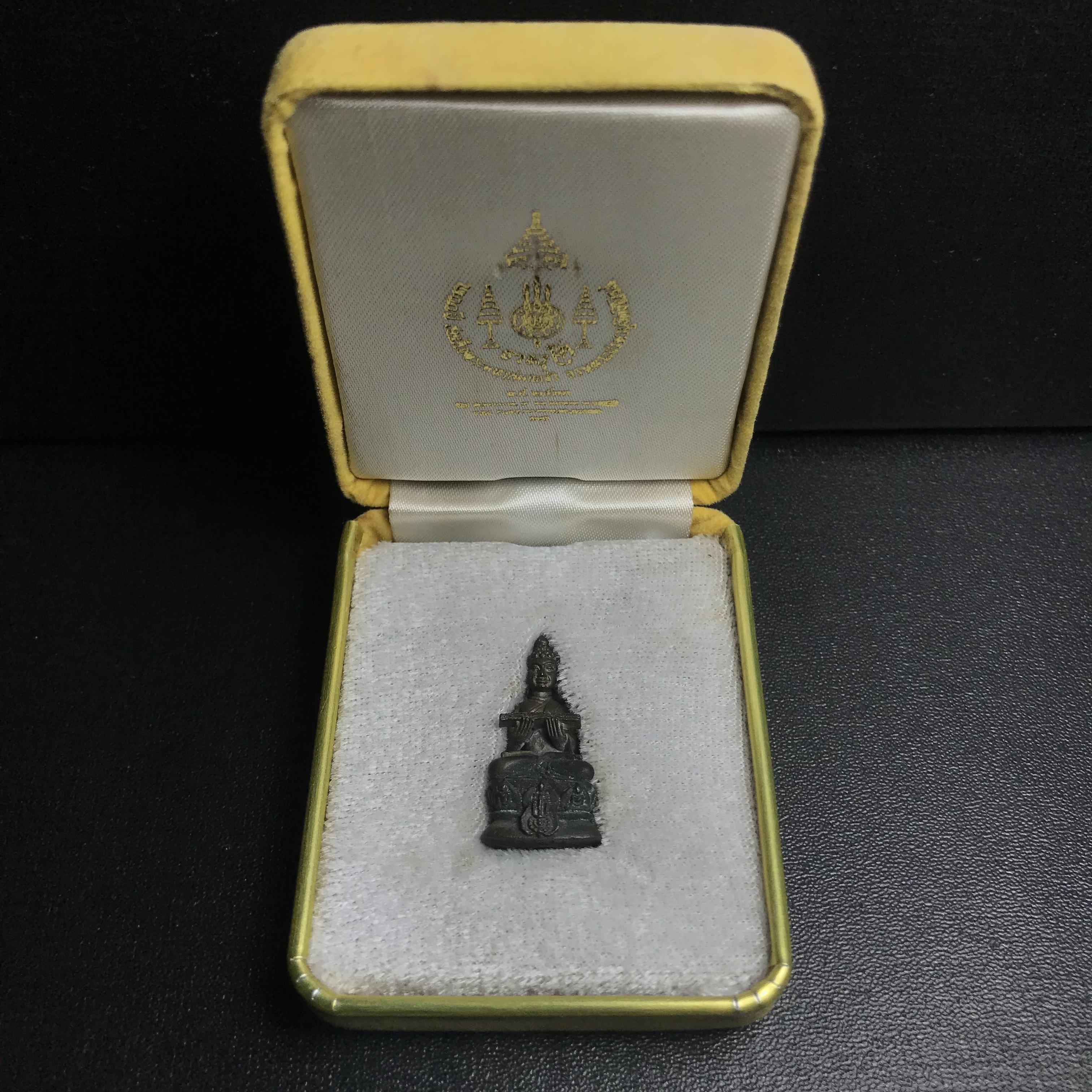 พระกริ่งปรมานุชิตชิโนรส วัดพระเชตุพนวิมลมังคลาราม(วัดโพธิ์) ปี2533 เนื้อนวโลหะ ( ในหลวงรัชกาลที่9เสด็จเททอง)